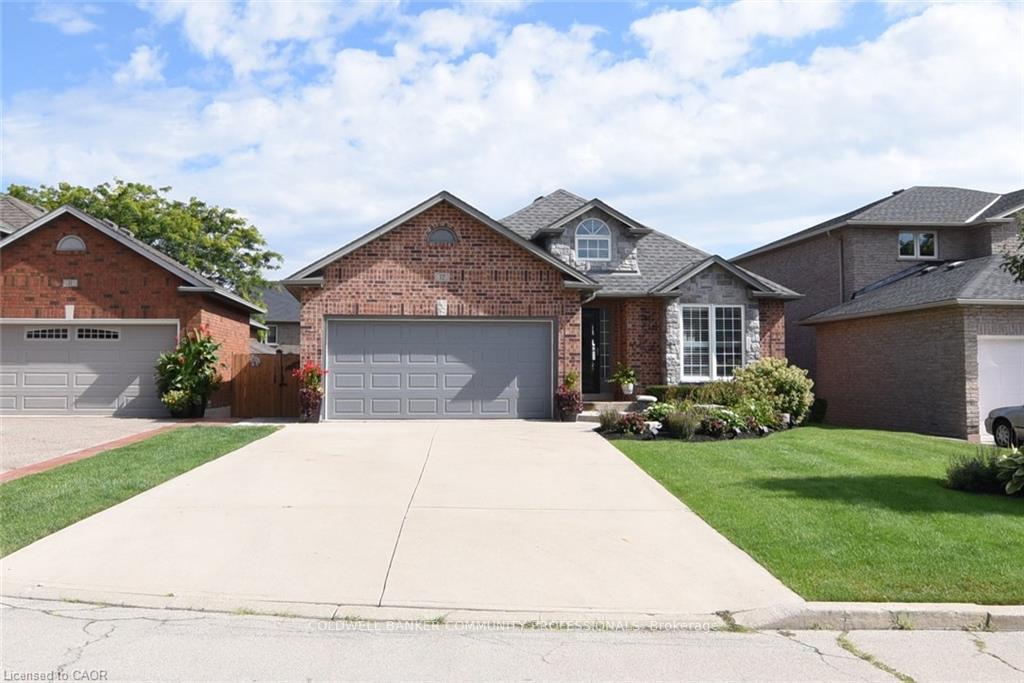 Photo 3 of 17 Durrell Court, Hamilton, Crerar — HOMEH