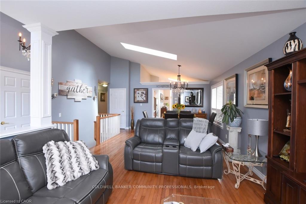 Photo 4 of 17 Durrell Court, Hamilton, Crerar — HOMEH