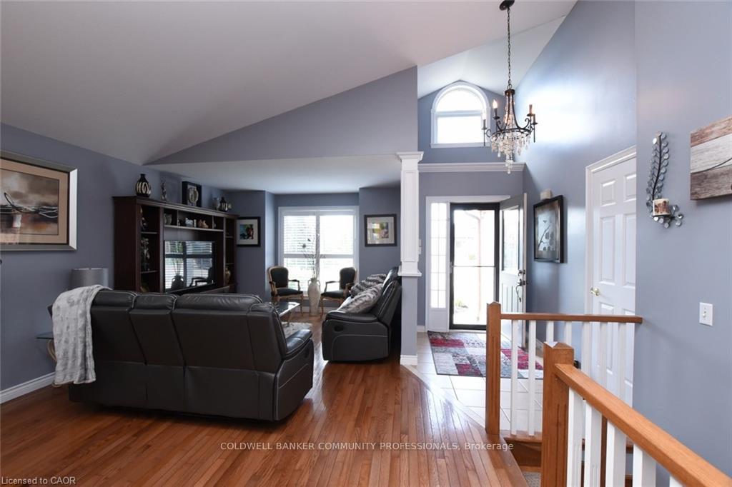 Photo 10 of 17 Durrell Court, Hamilton, Crerar — HOMEH