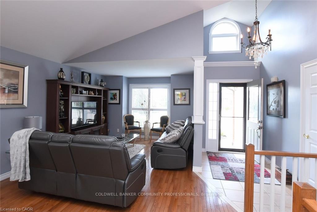 Photo 7 of 17 Durrell Court, Hamilton, Crerar — HOMEH