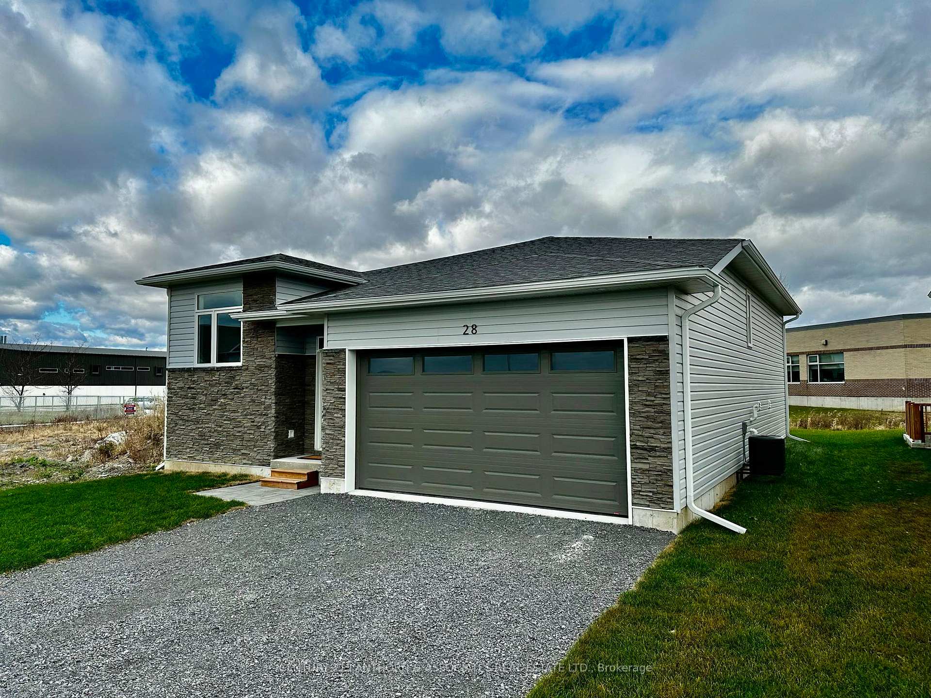 Photo 2 of 28 Summit Crescent, Belleville, Belleville Ward — HOMEH
