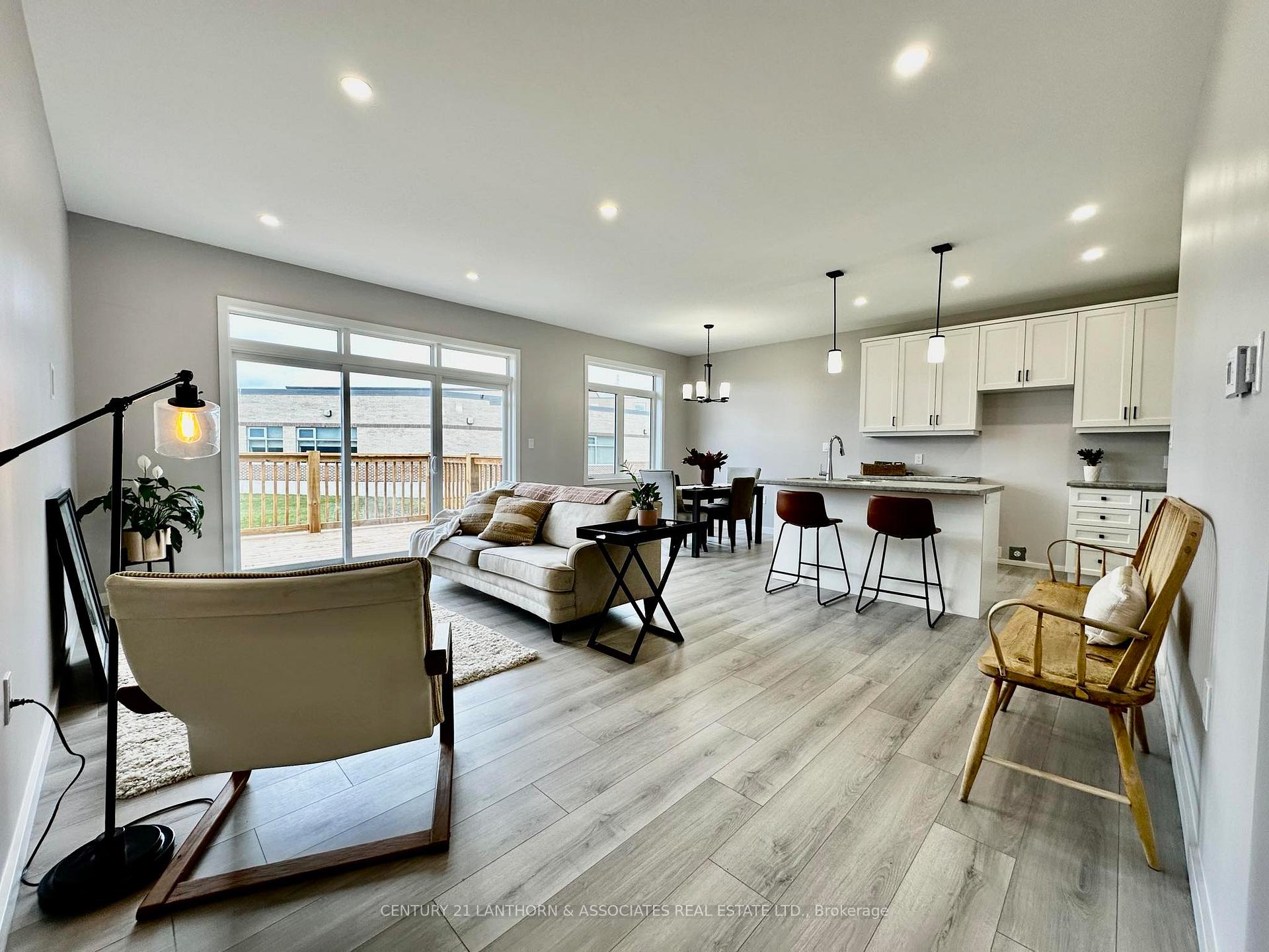 Photo 3 of 28 Summit Crescent, Belleville, Belleville Ward — HOMEH