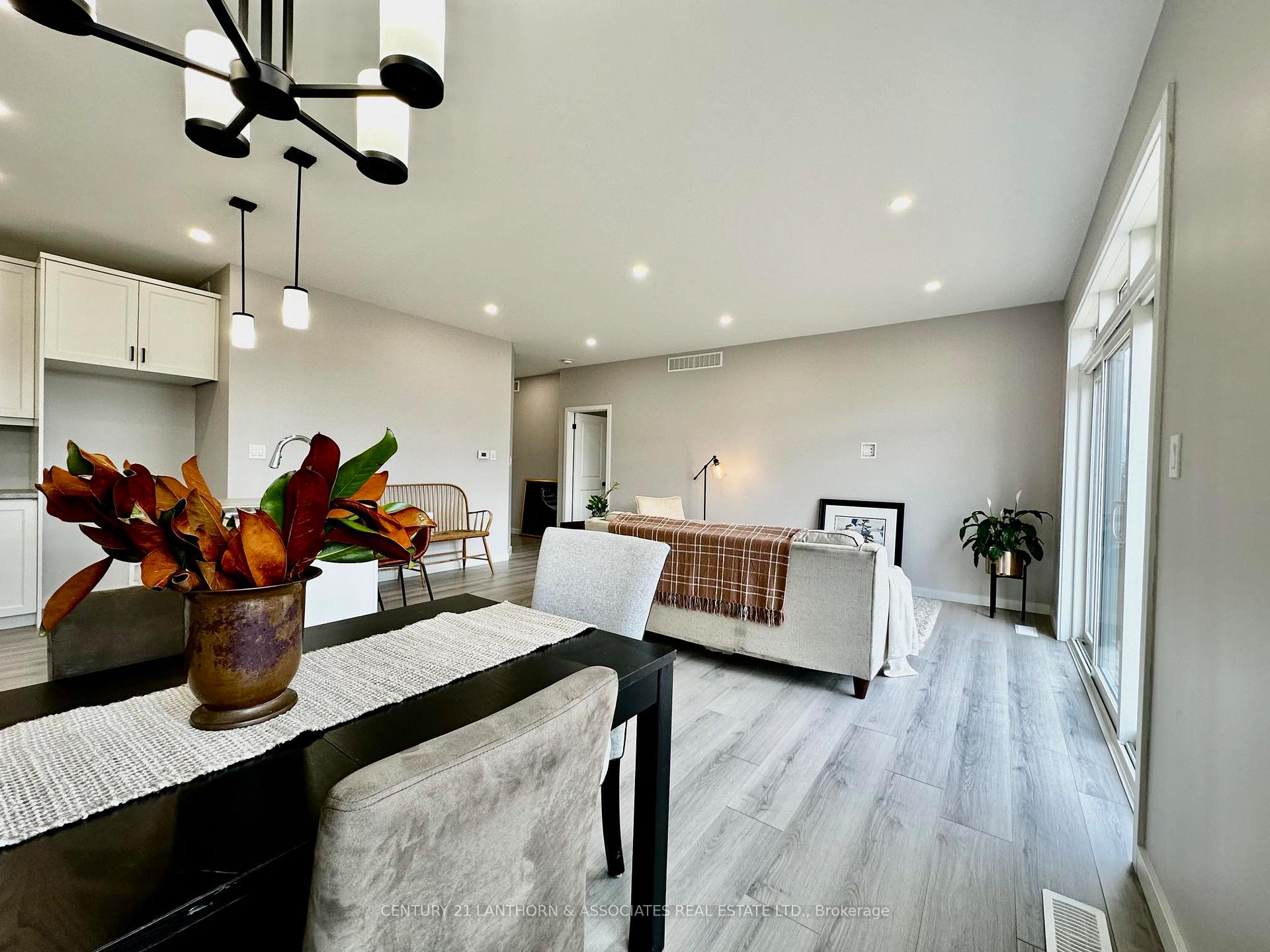 Photo 8 of 28 Summit Crescent, Belleville, Belleville Ward — HOMEH