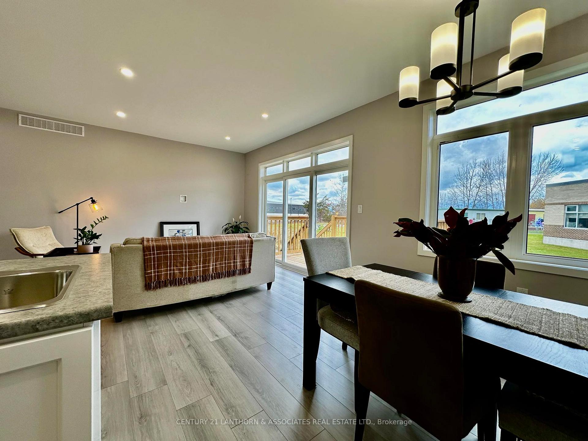 Photo 9 of 28 Summit Crescent, Belleville, Belleville Ward — HOMEH