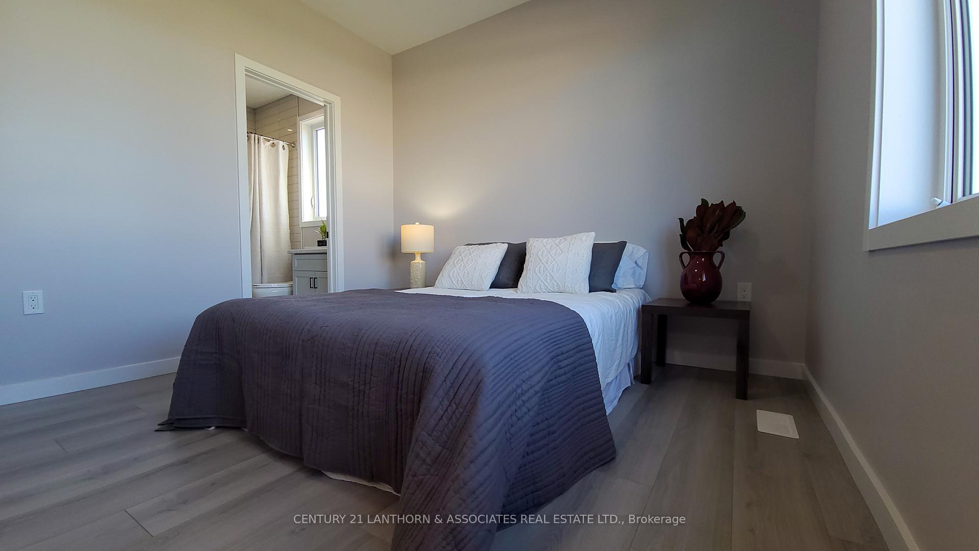Photo 12 of 28 Summit Crescent, Belleville, Belleville Ward — HOMEH