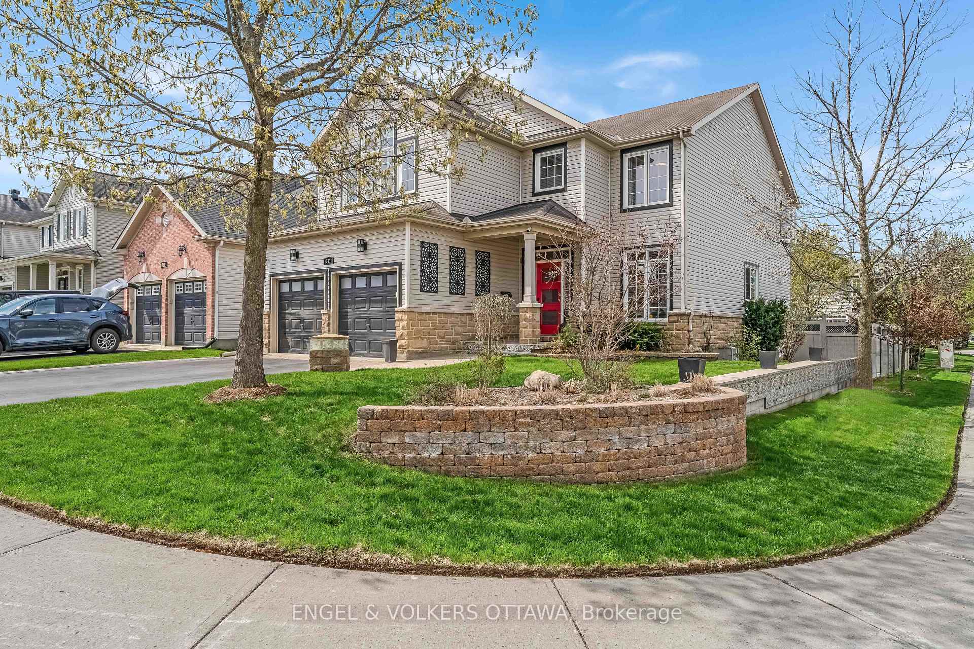 Front of 341 Shadehill Crescent