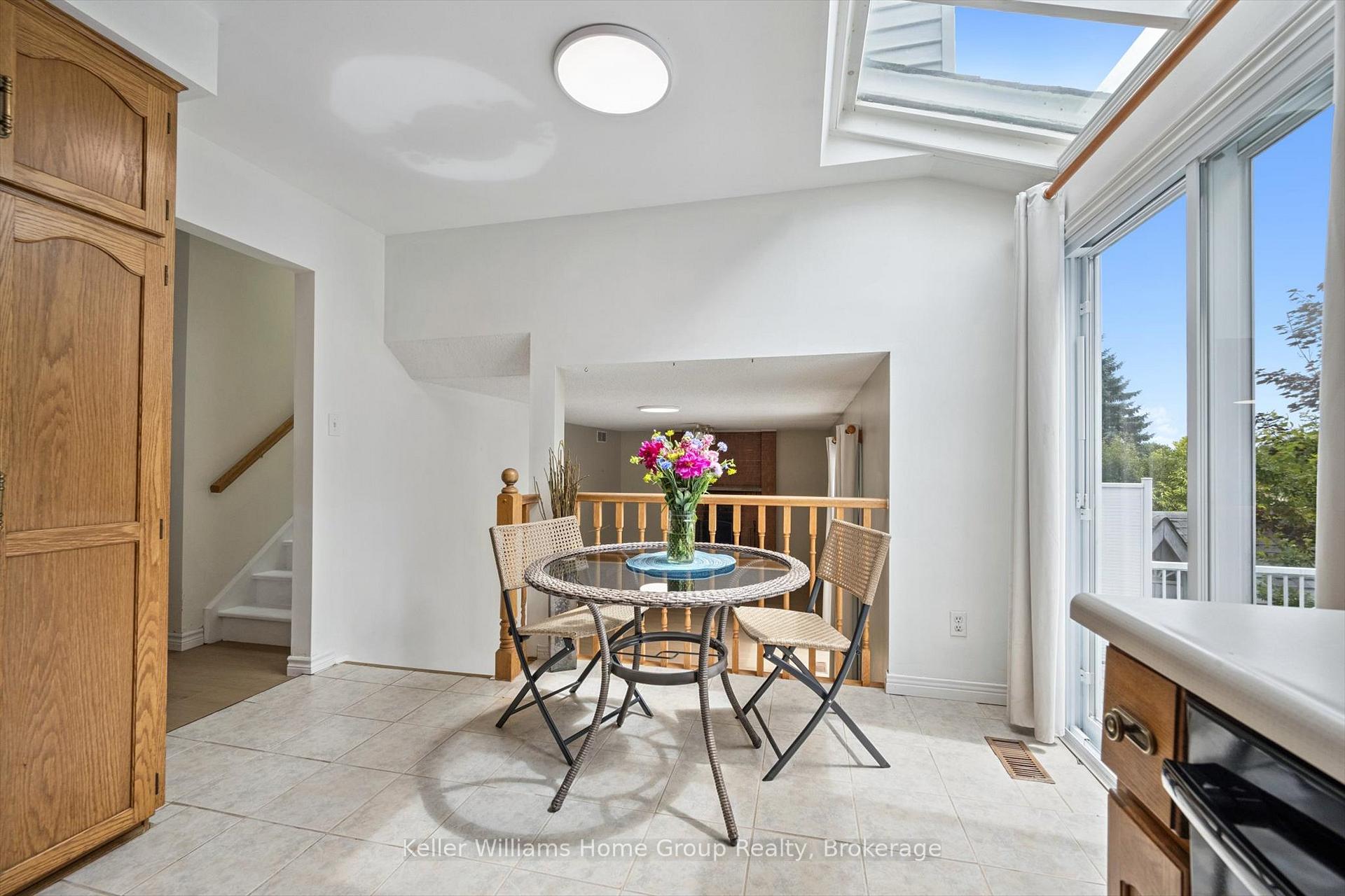 Photo 10 of 44 Greenwich Drive, Guelph, Willow West/Sugarbush/West Acres — HOMEH