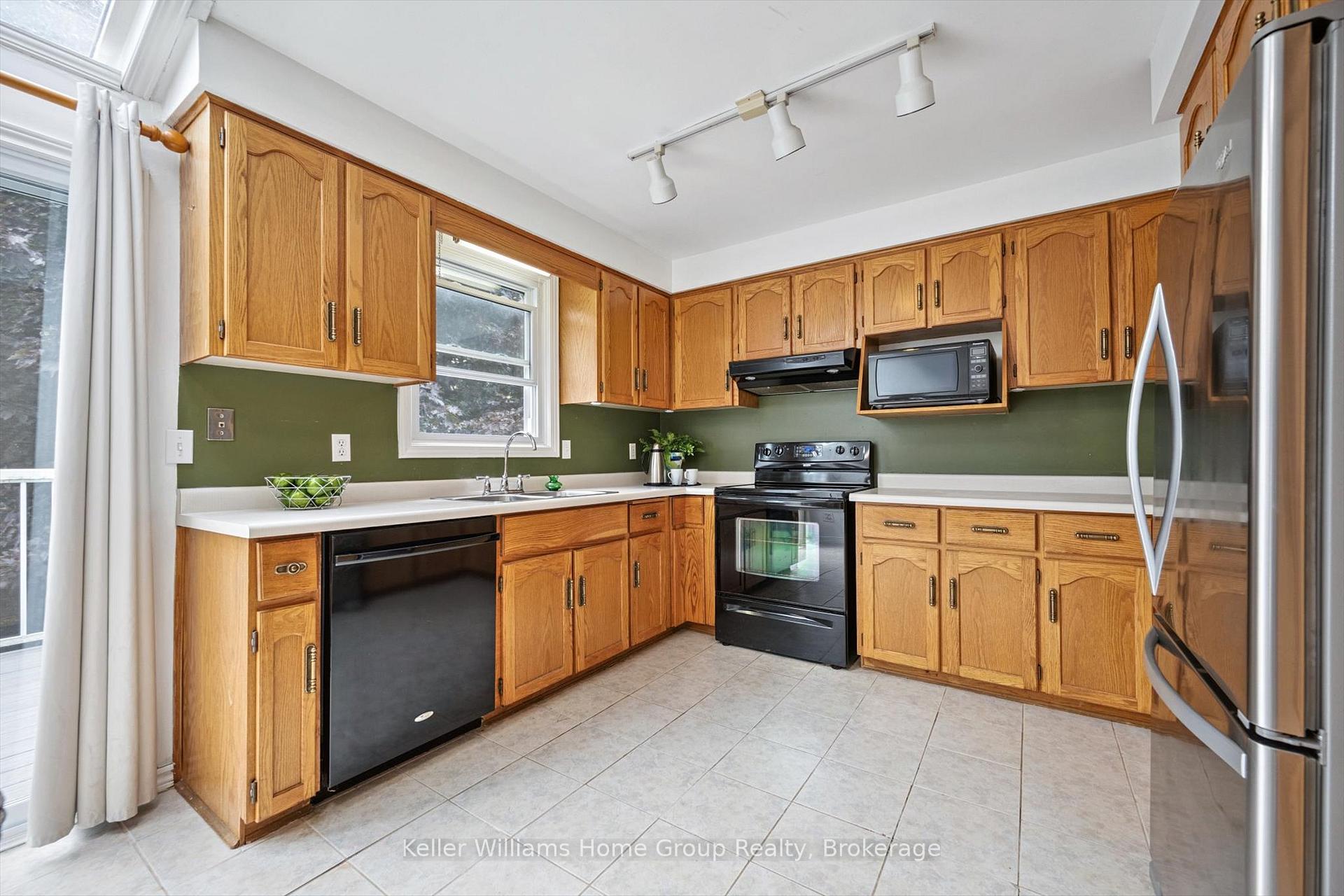Photo 11 of 44 Greenwich Drive, Guelph, Willow West/Sugarbush/West Acres — HOMEH