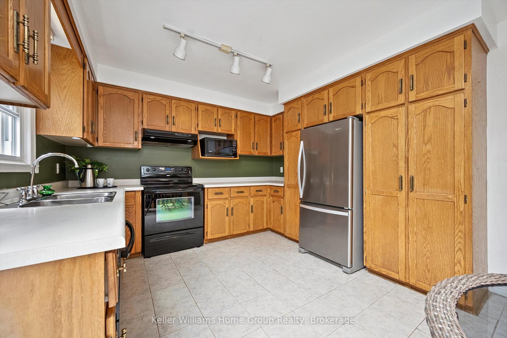 Photo 12 of 44 Greenwich Drive, Guelph, Willow West/Sugarbush/West Acres — HOMEH