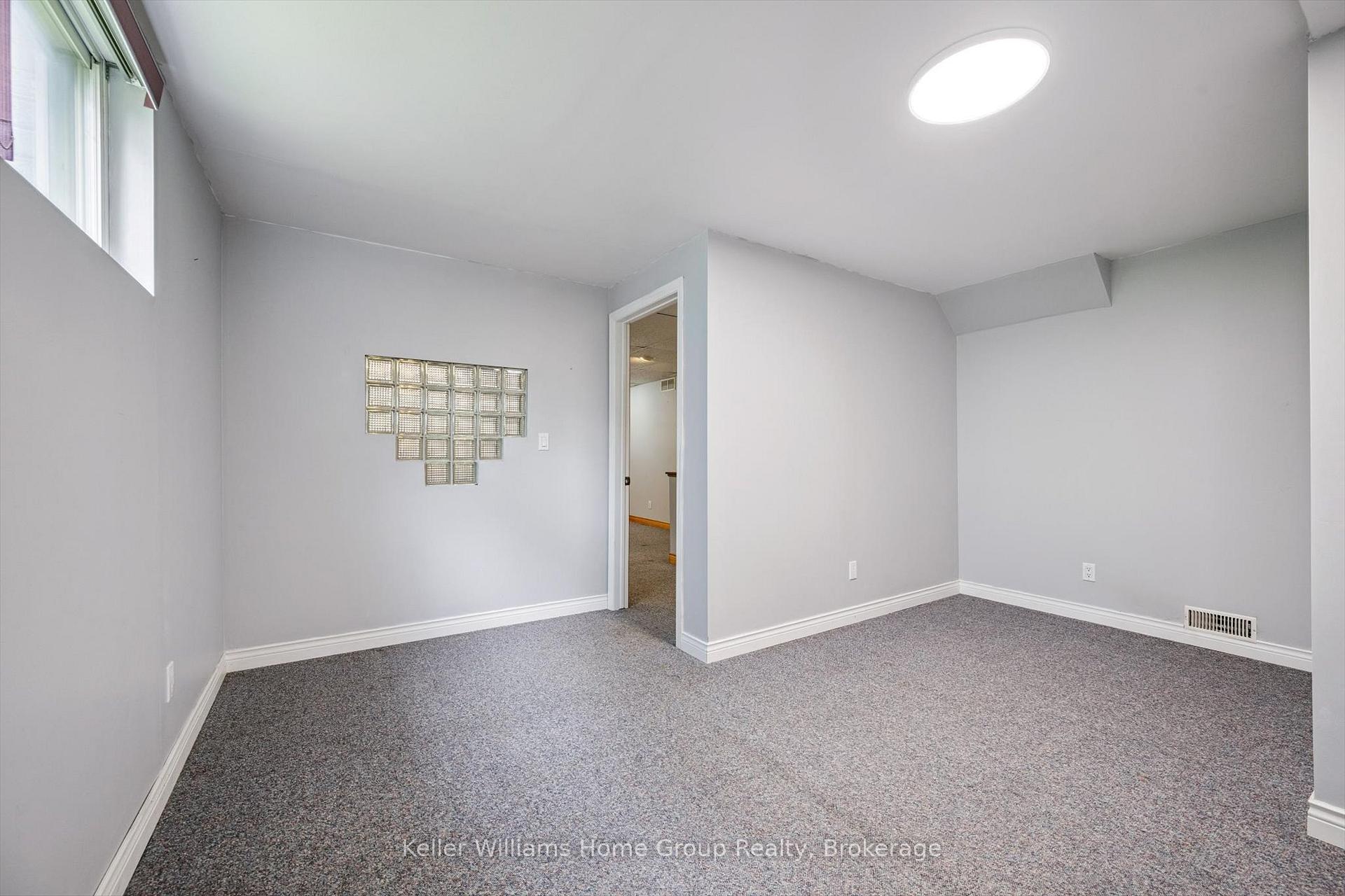 Photo 31 of 44 Greenwich Drive, Guelph, Willow West/Sugarbush/West Acres — HOMEH
