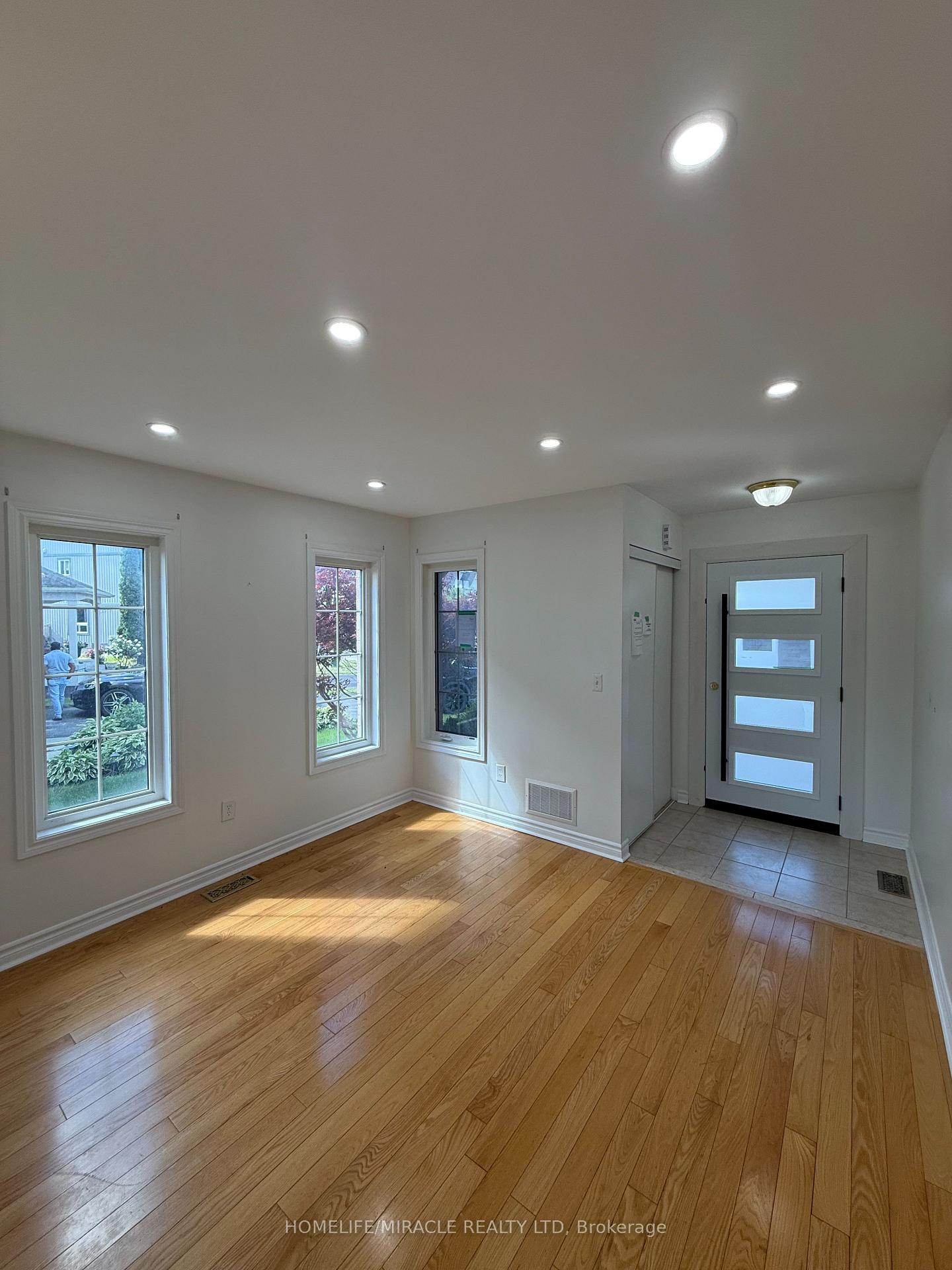 Photo 8 of 55 Allworth Crescent, Clarington, Bowmanville — HOMEH