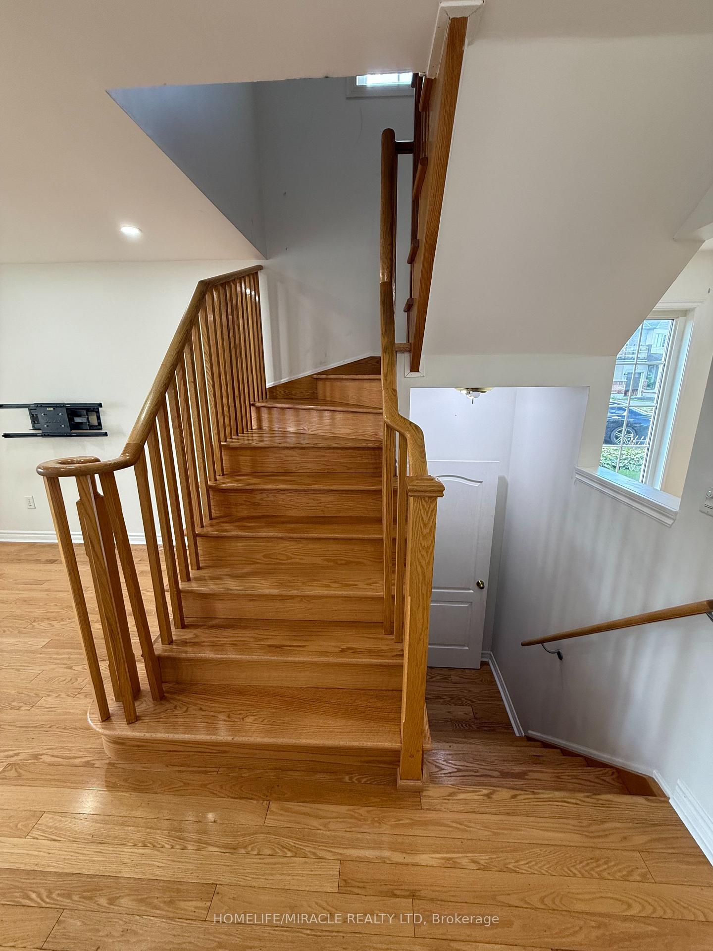Photo 10 of 55 Allworth Crescent, Clarington, Bowmanville — HOMEH