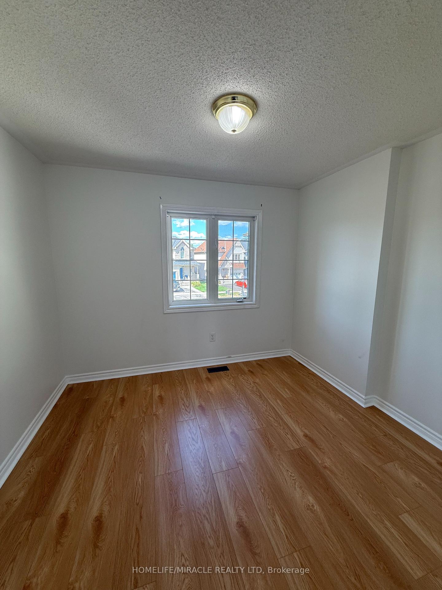 Photo 18 of 55 Allworth Crescent, Clarington, Bowmanville — HOMEH