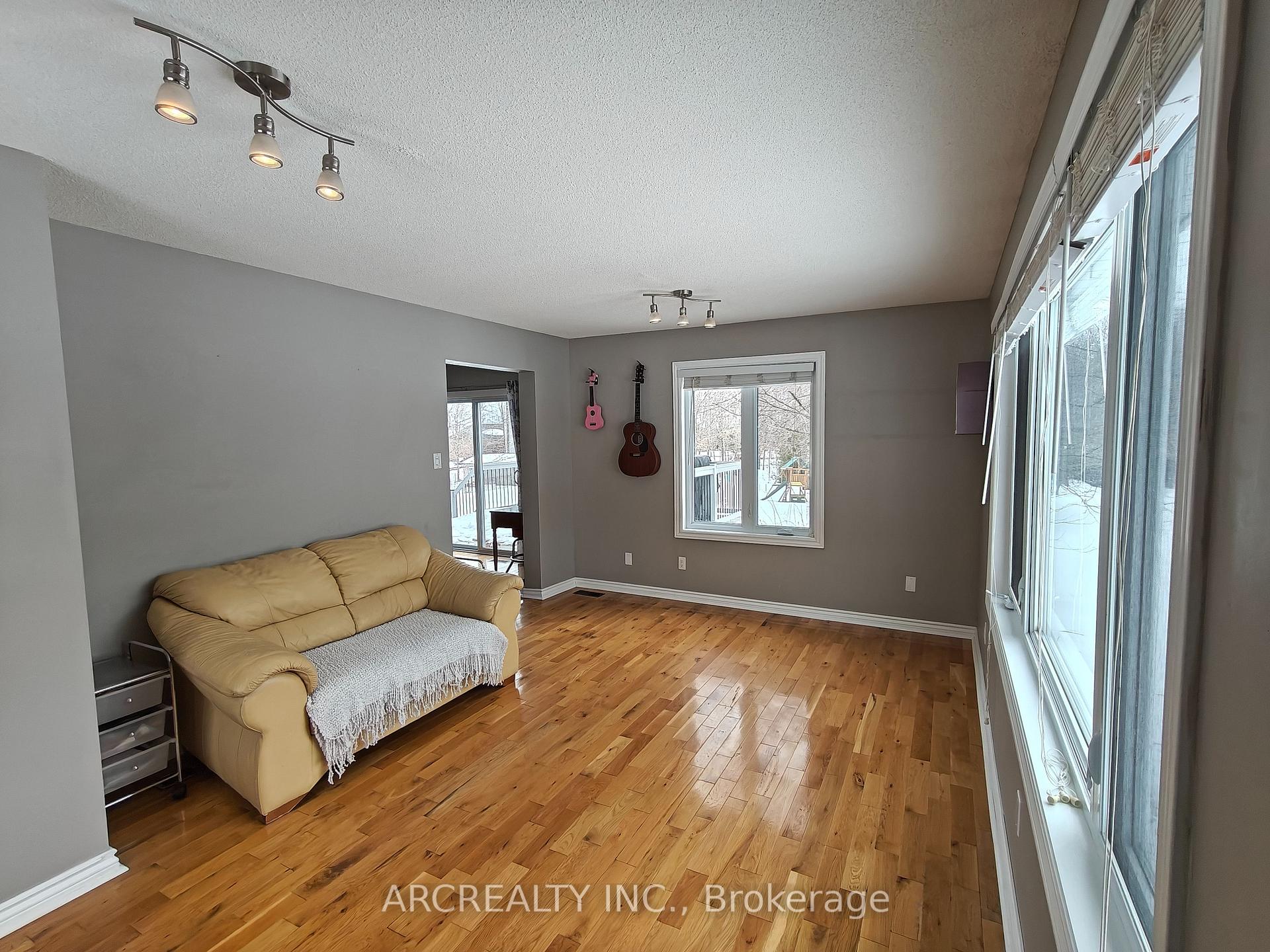 Photo 4 of 8342 Rowan Drive, Ottawa, Metcalfe — HOMEH