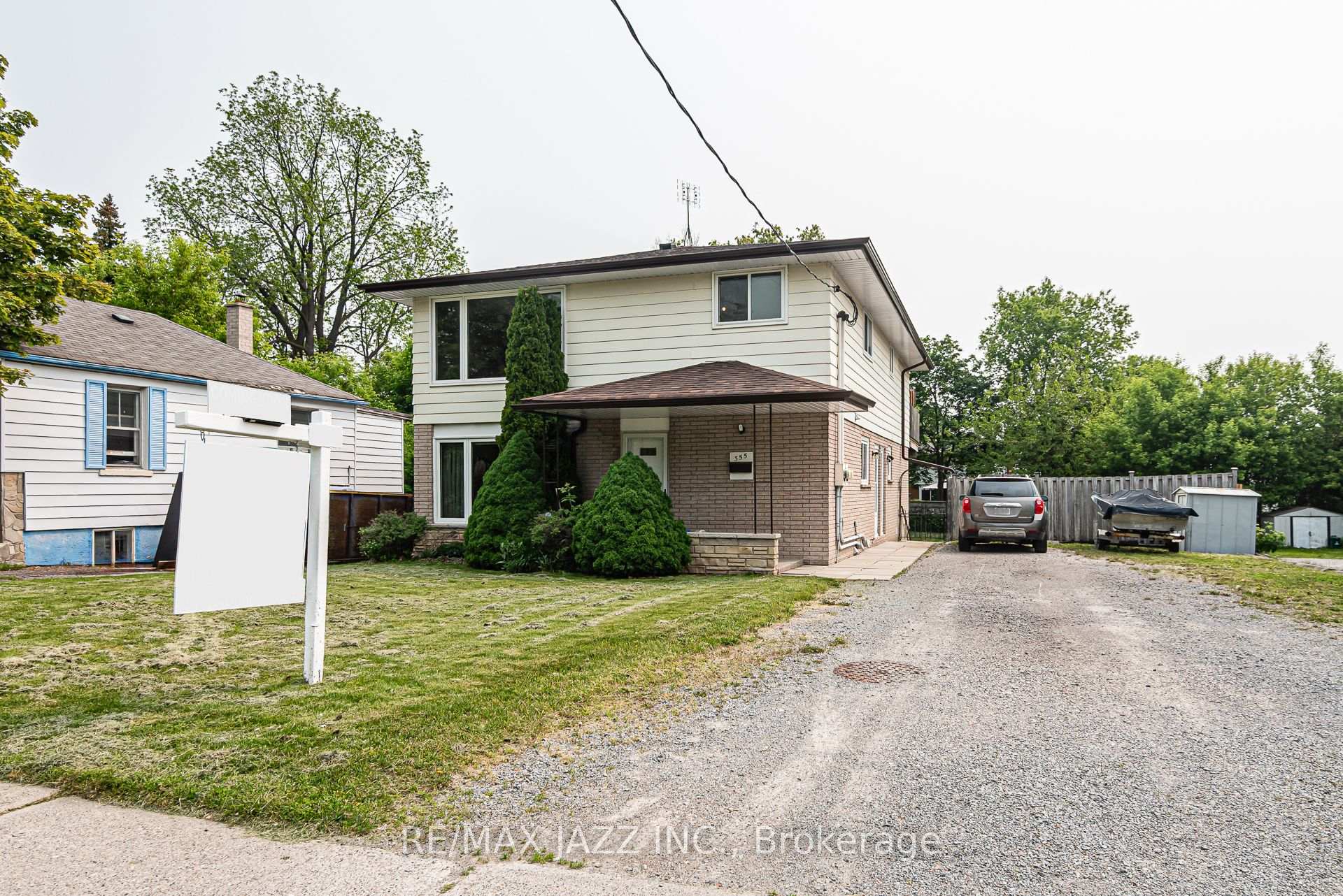 Front of 355 Oshawa Boulevard N