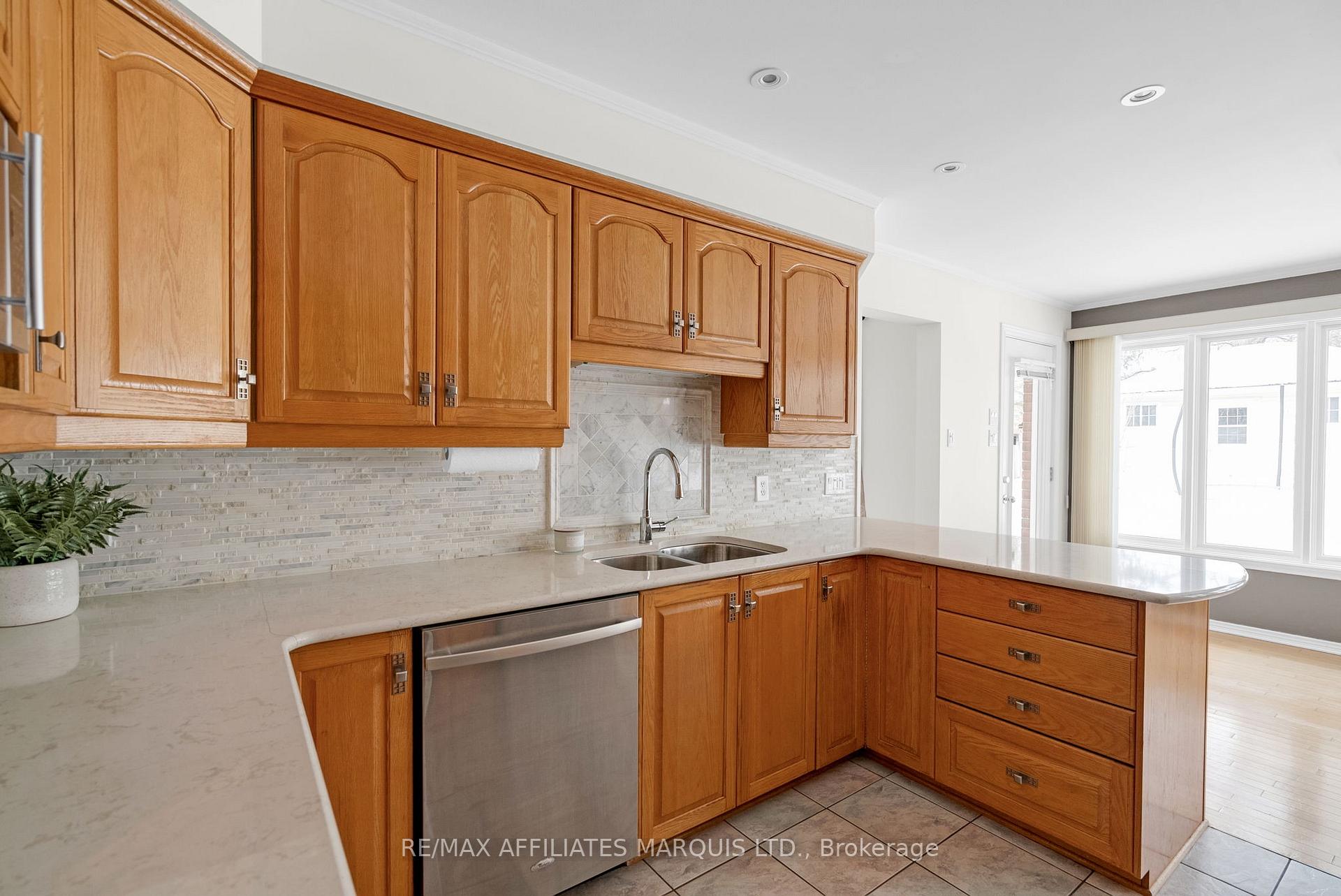 Photo 5 of 831 Chelsea Crescent, Cornwall — HOMEH