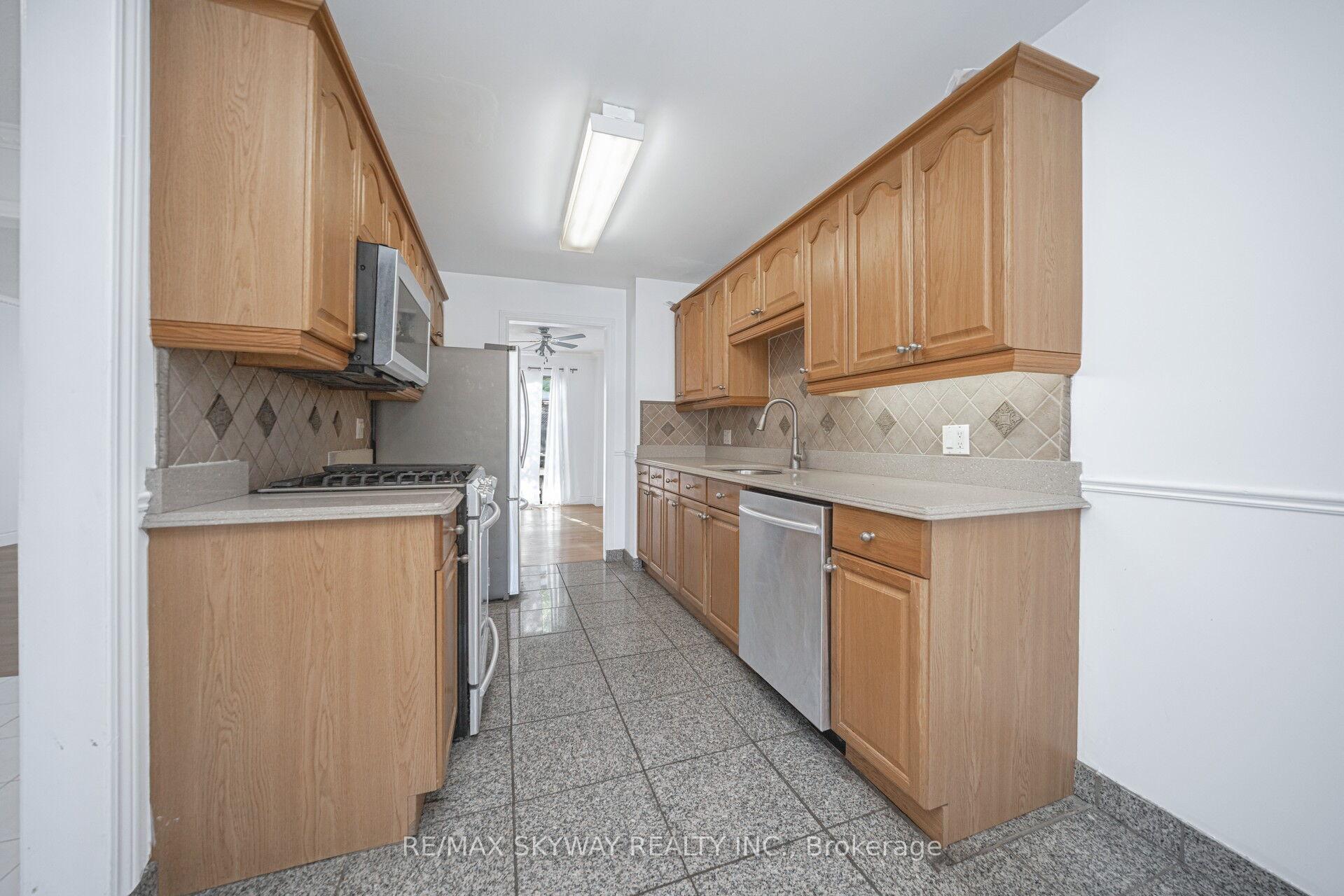Photo 11 of 46 Royal Palm Drive, Brampton, Heart Lake East — HOMEH