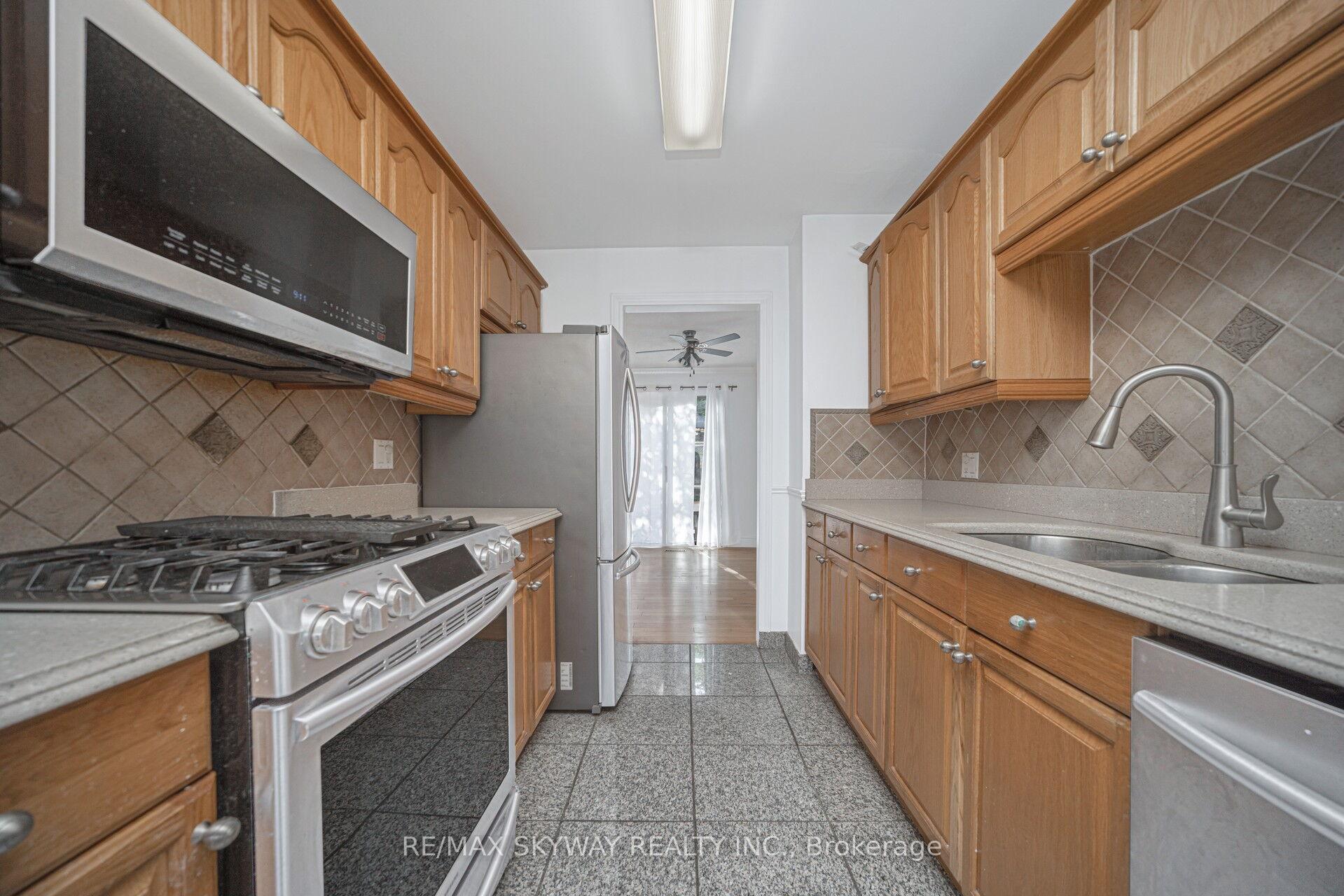 Photo 13 of 46 Royal Palm Drive, Brampton, Heart Lake East — HOMEH