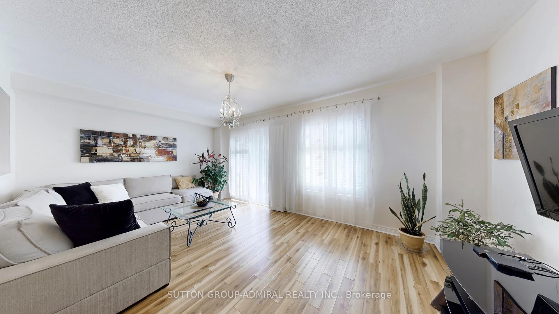Photo 12 of 7 Rockview Gardens, Vaughan, Concord — HOMEH