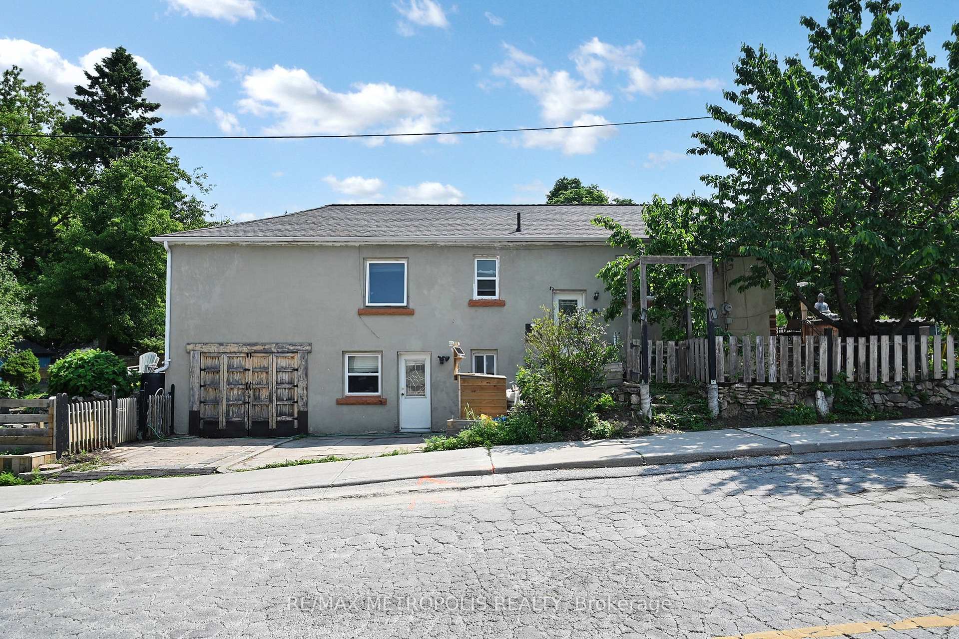 Front of 982 Cosburn Avenue