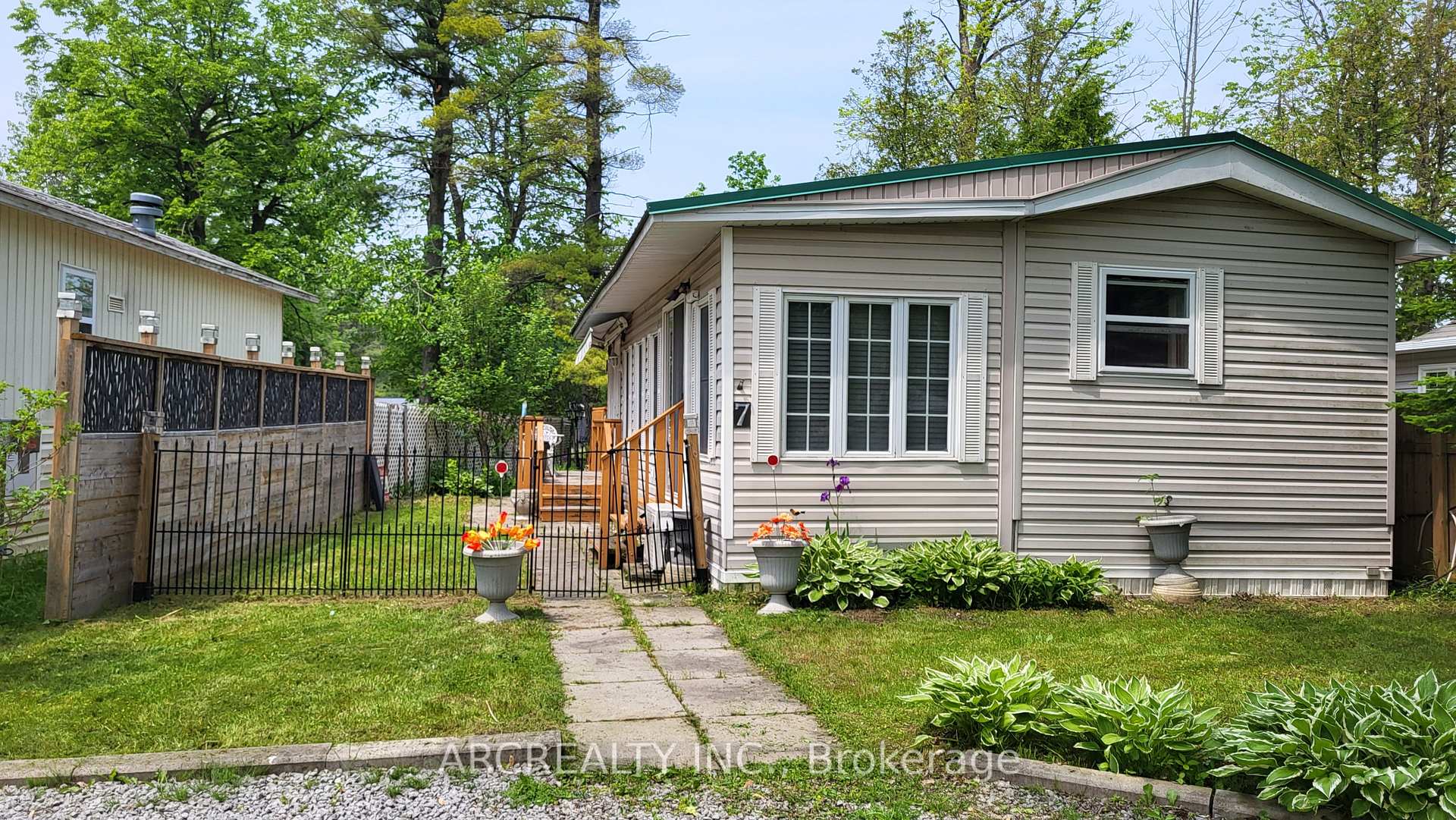 Photo 1 of 7 Bluebird Lane, Georgina, Pefferlaw — HOMEH