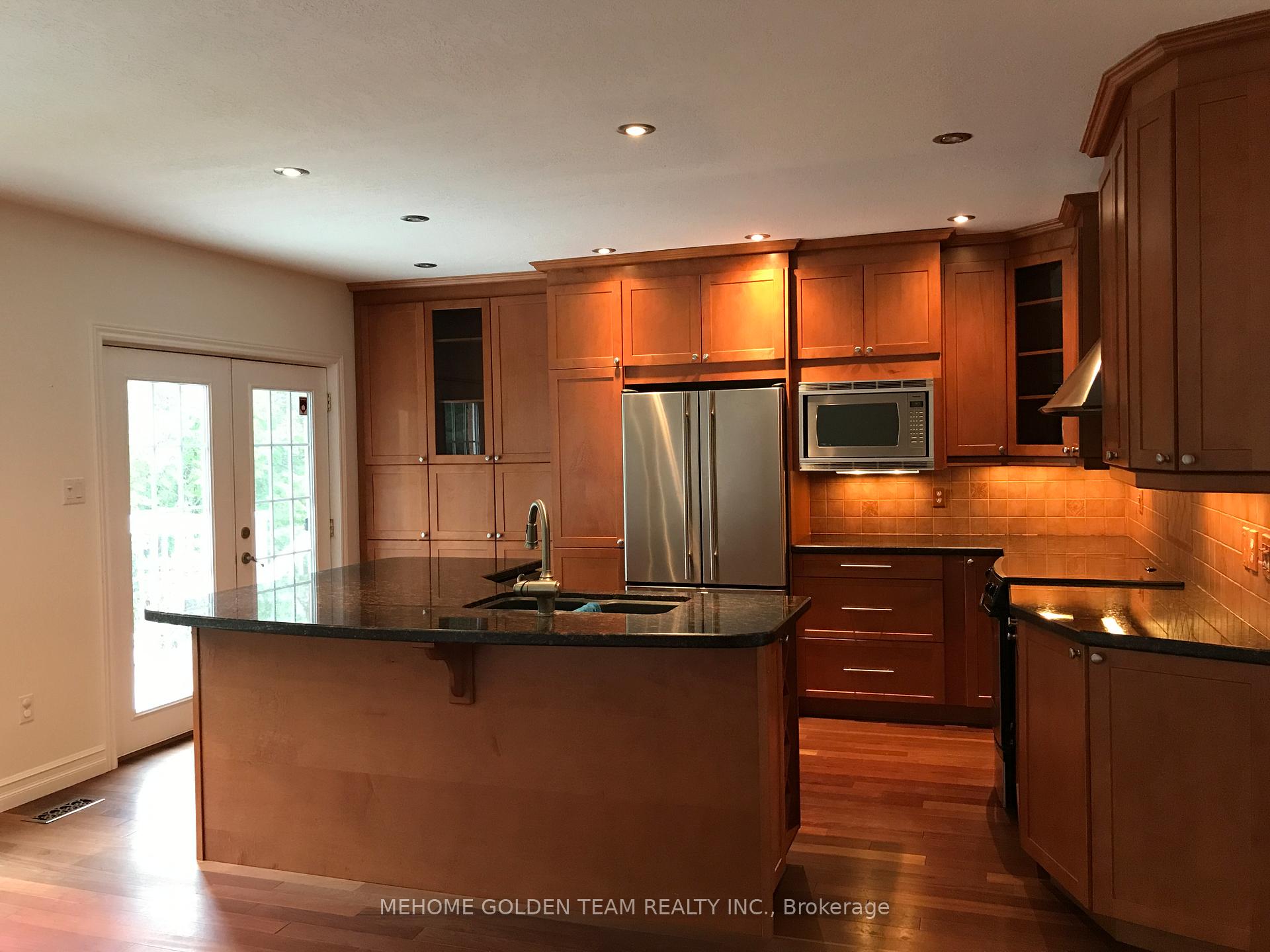 Photo 2 of 28 Bloxham Place, Barrie, Bayshore — HOMEH