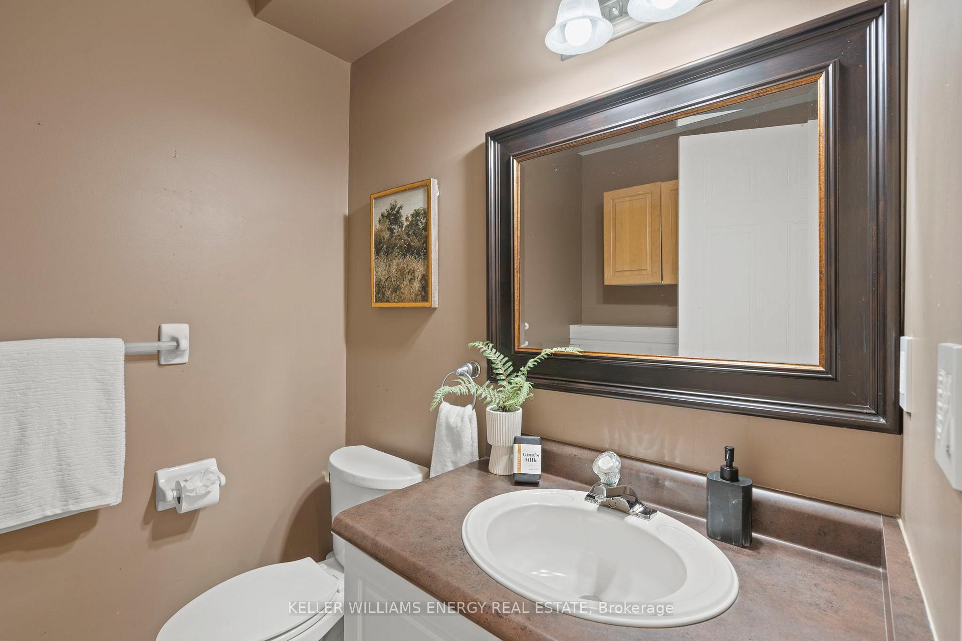 Photo 3 of 19 Sawmill Court, Clarington, Bowmanville — HOMEH