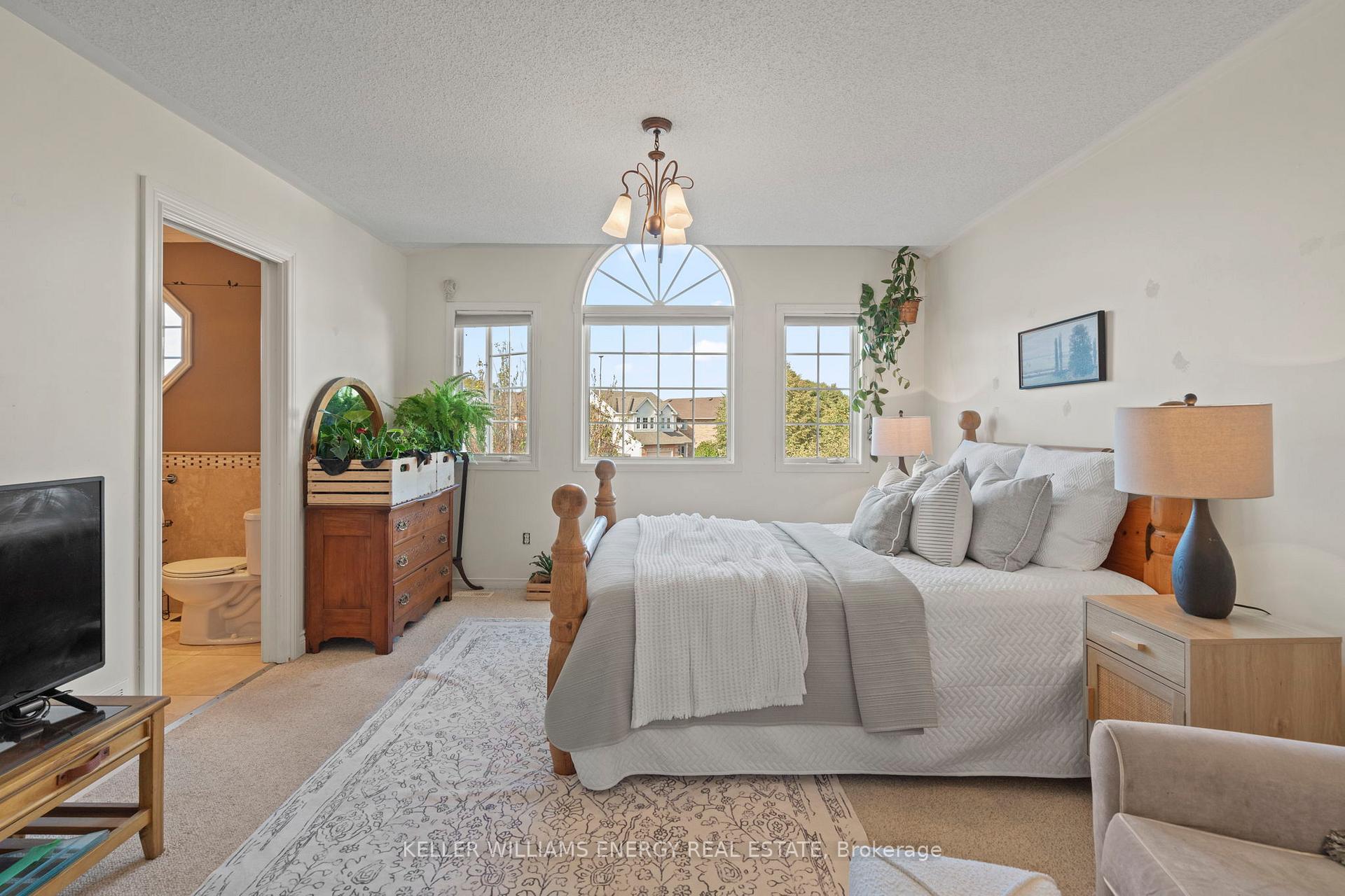 Photo 4 of 19 Sawmill Court, Clarington, Bowmanville — HOMEH