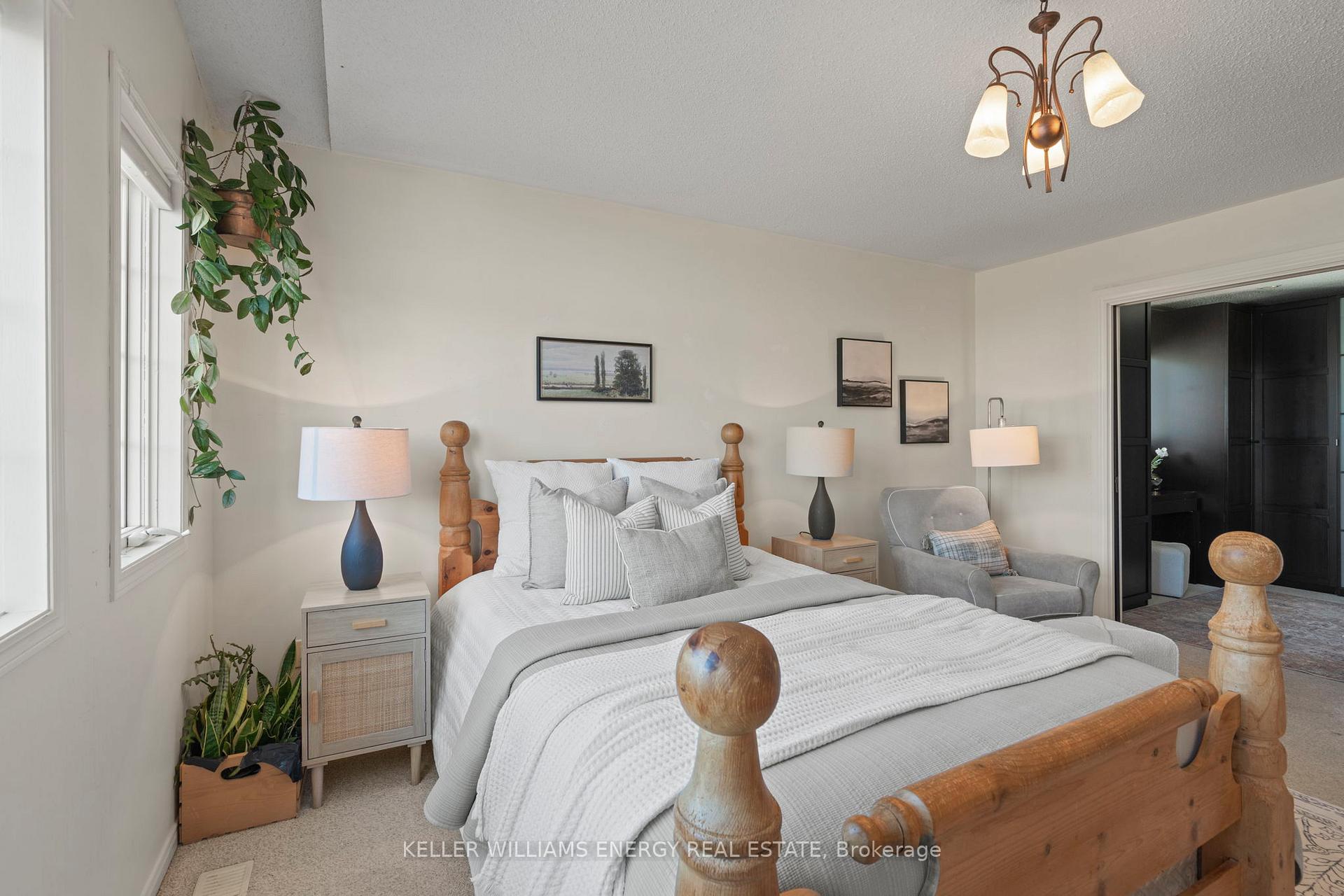 Photo 5 of 19 Sawmill Court, Clarington, Bowmanville — HOMEH