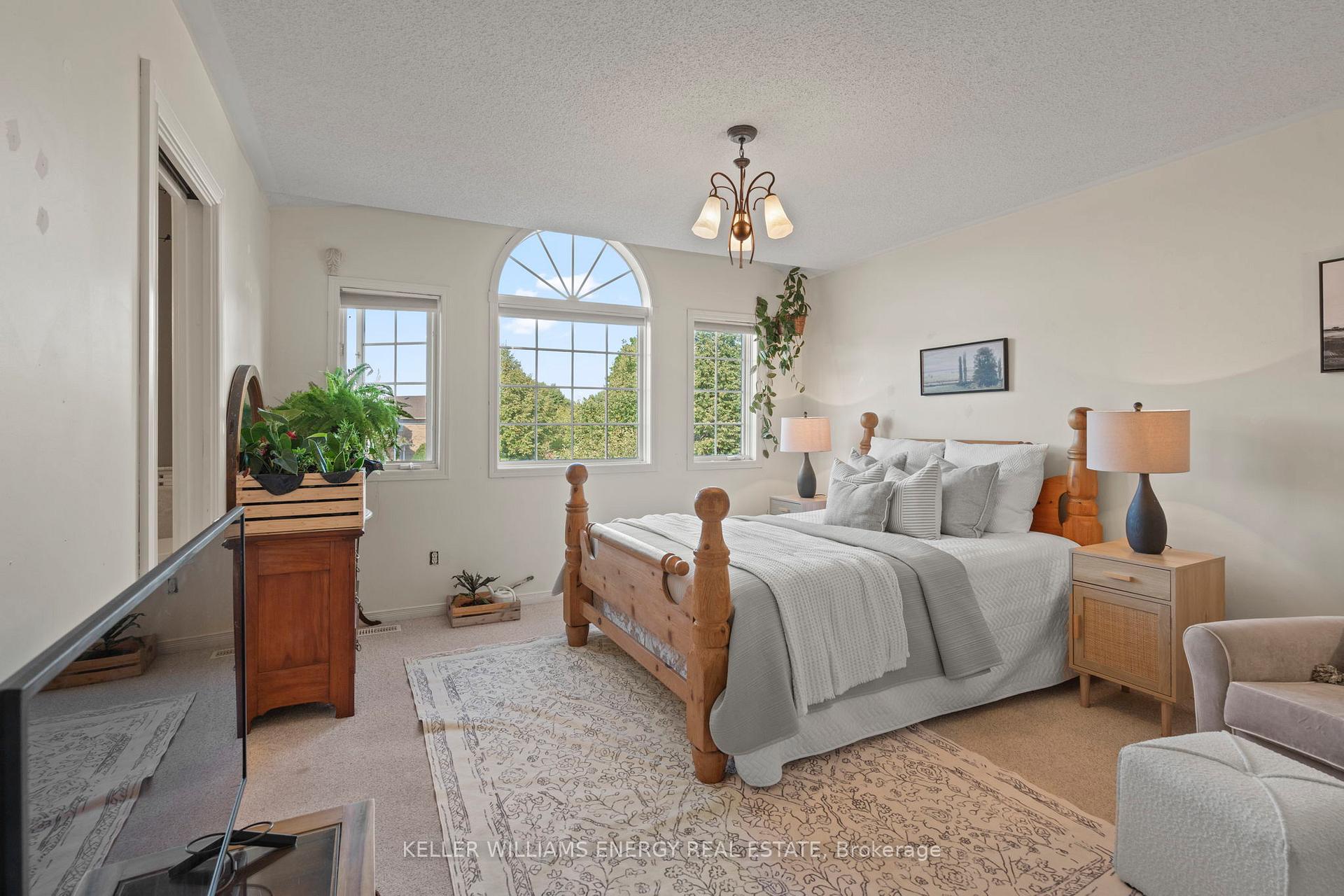 Photo 6 of 19 Sawmill Court, Clarington, Bowmanville — HOMEH