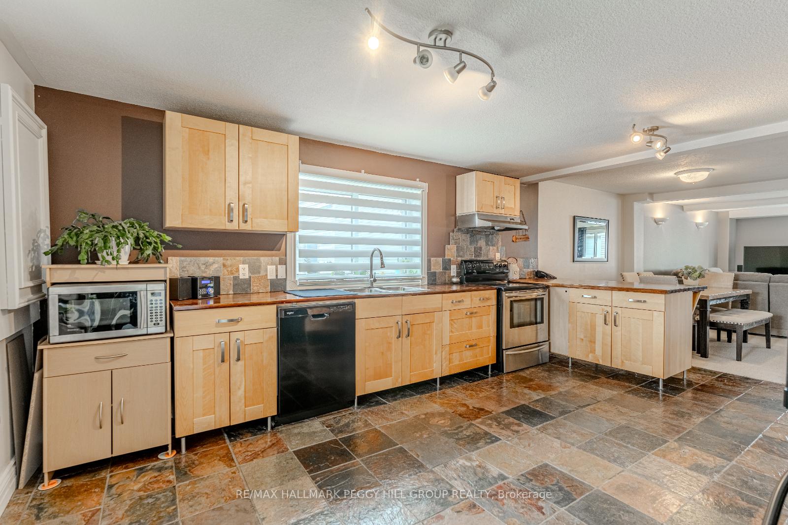 Photo 3 of 20 Ferris Lane, Barrie, Cundles East — HOMEH