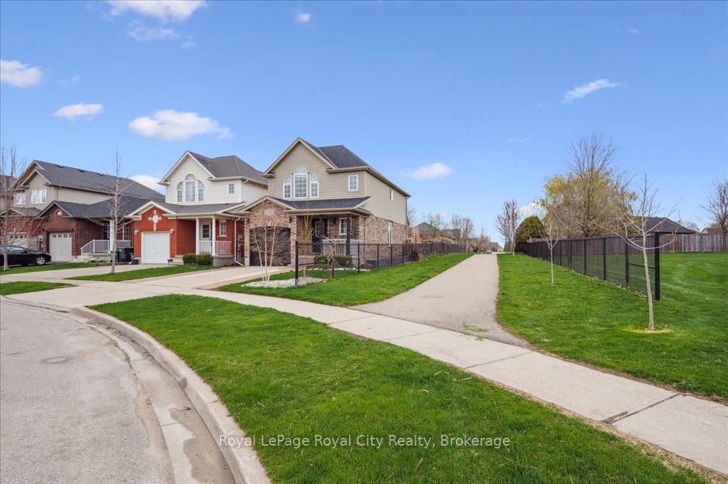 Photo 3 of 33 Bowen Drive, Guelph, Victoria North — HOMEH