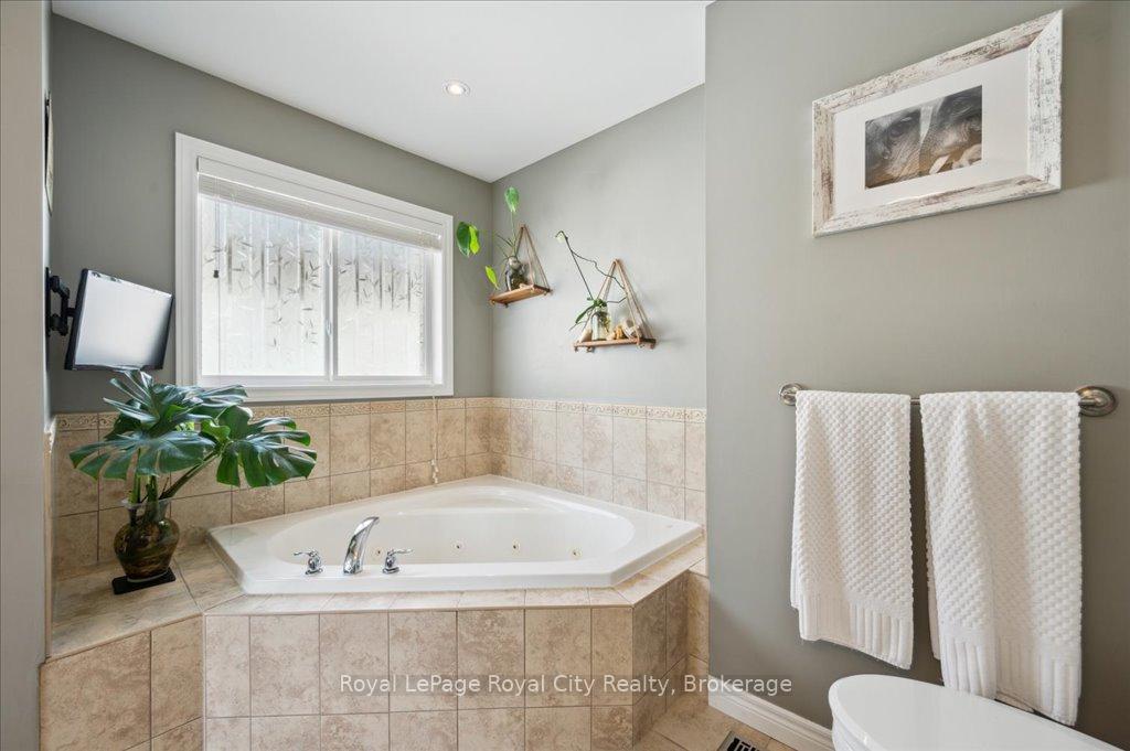 Photo 28 of 33 Bowen Drive, Guelph, Victoria North — HOMEH
