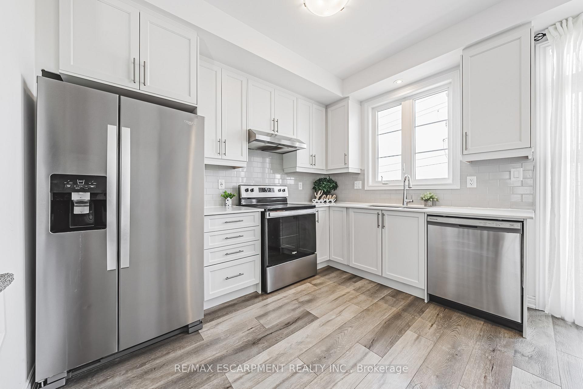Photo 5 of Unit 18, 120 Court Drive, Brant, Paris — HOMEH