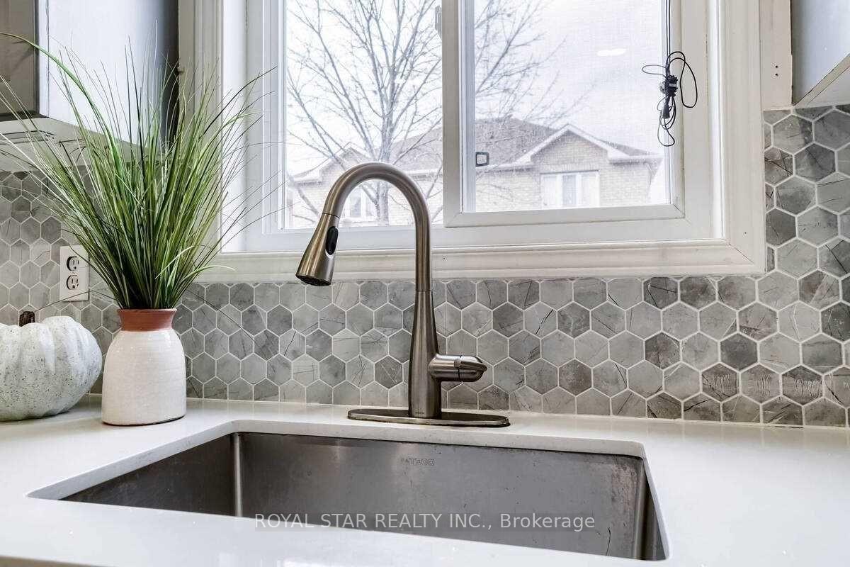 Photo 9 of 15 Sunny Glen Crescent, Brampton, Northwest Brampton — HOMEH