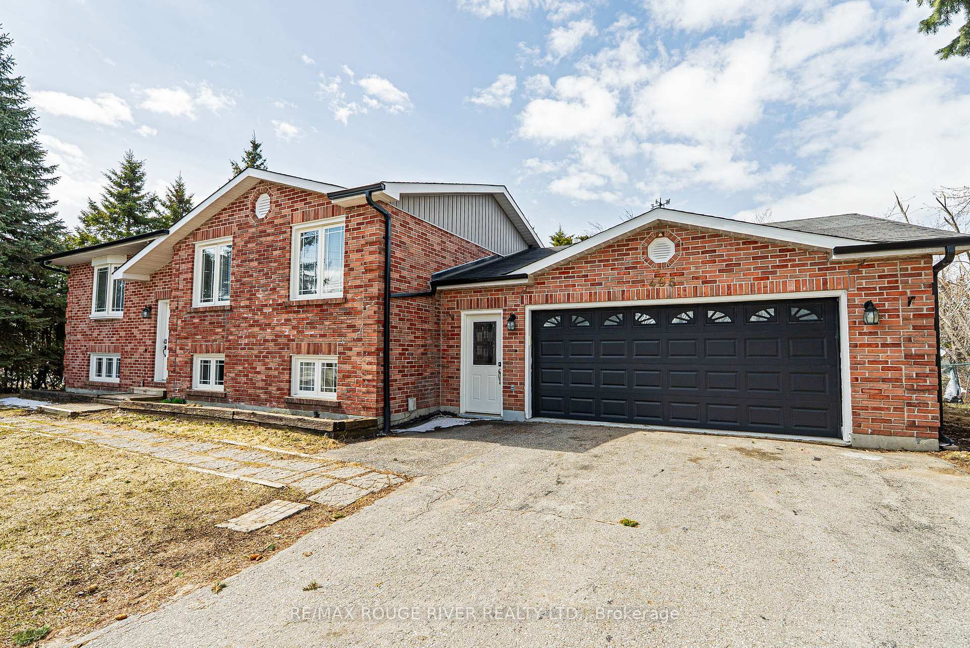 Front of 495 Lakeland Crescent