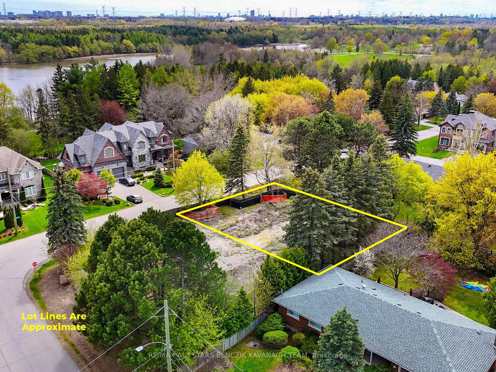 Photo 10 of 18 Riverview Avenue, Markham, Bullock — HOMEH