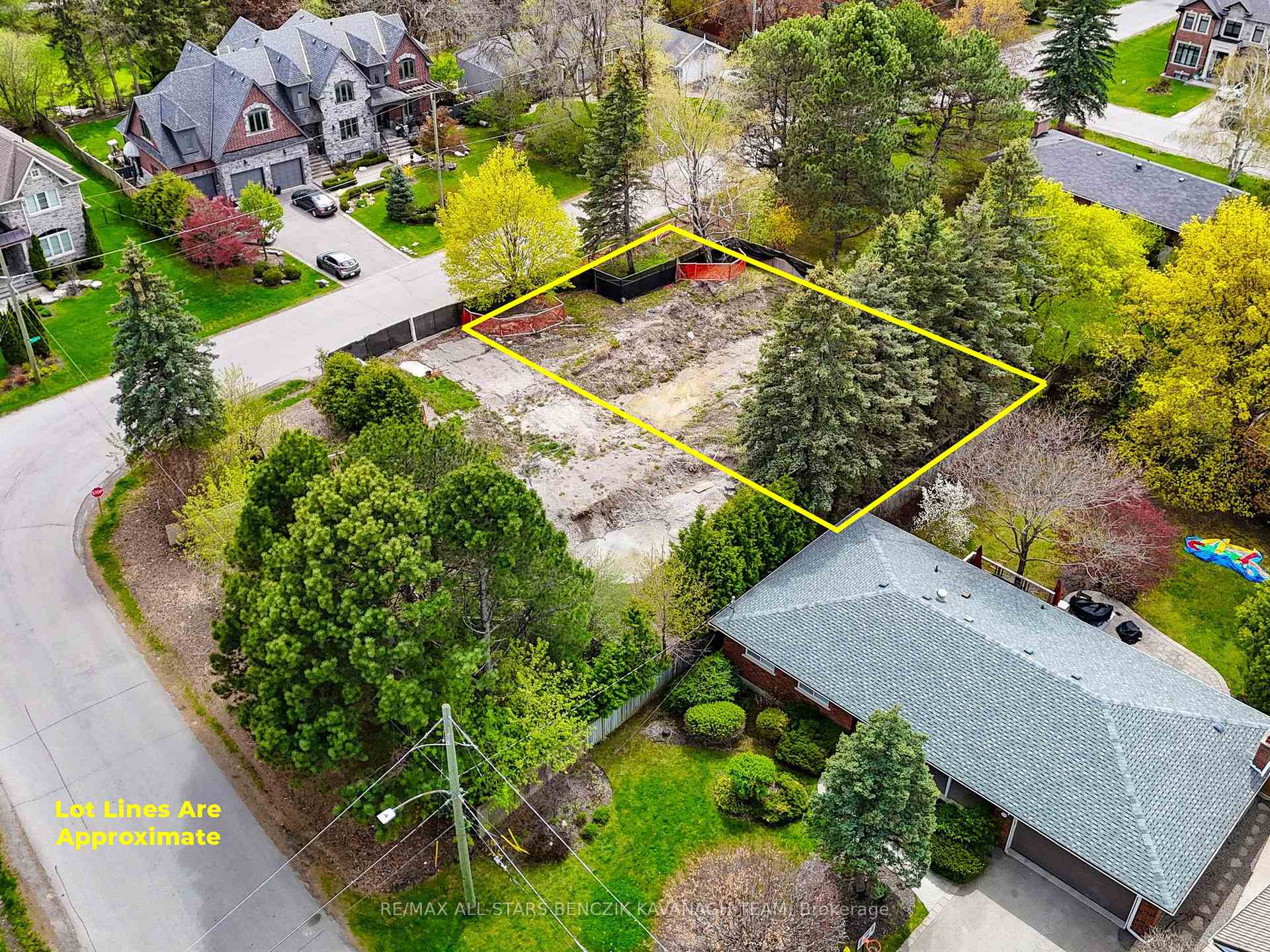 Photo 3 of 18 Riverview Avenue, Markham, Bullock — HOMEH