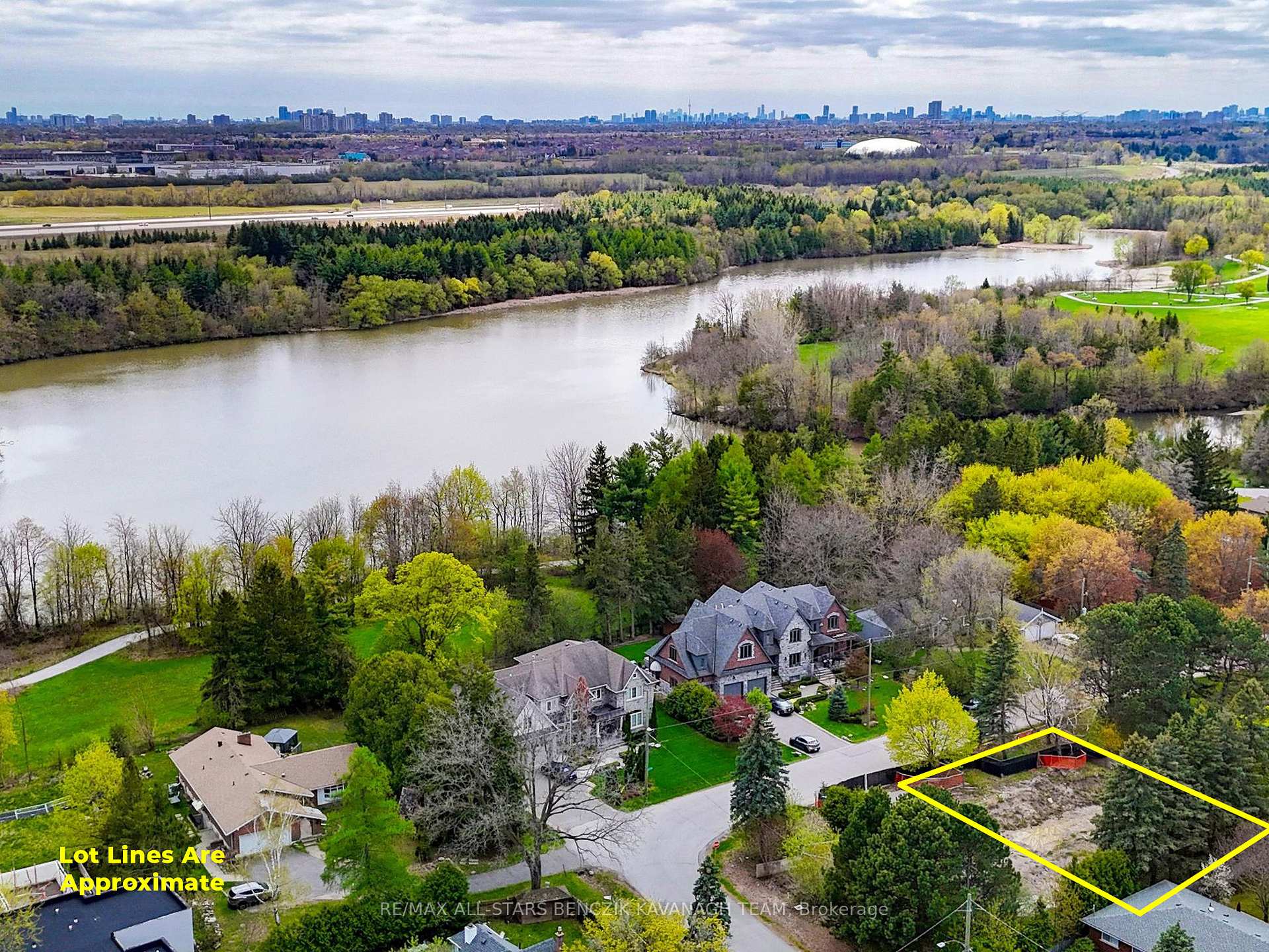 Photo 5 of 18 Riverview Avenue, Markham, Bullock — HOMEH