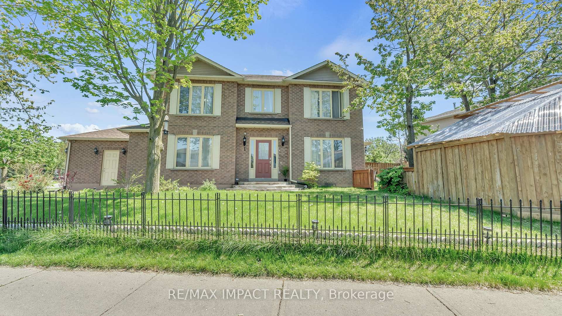 Photo 8 of 1 Beechnut Crescent, Clarington, Courtice — HOMEH
