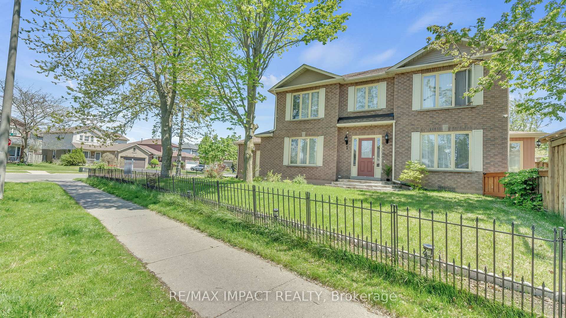 Photo 6 of 1 Beechnut Crescent, Clarington, Courtice — HOMEH