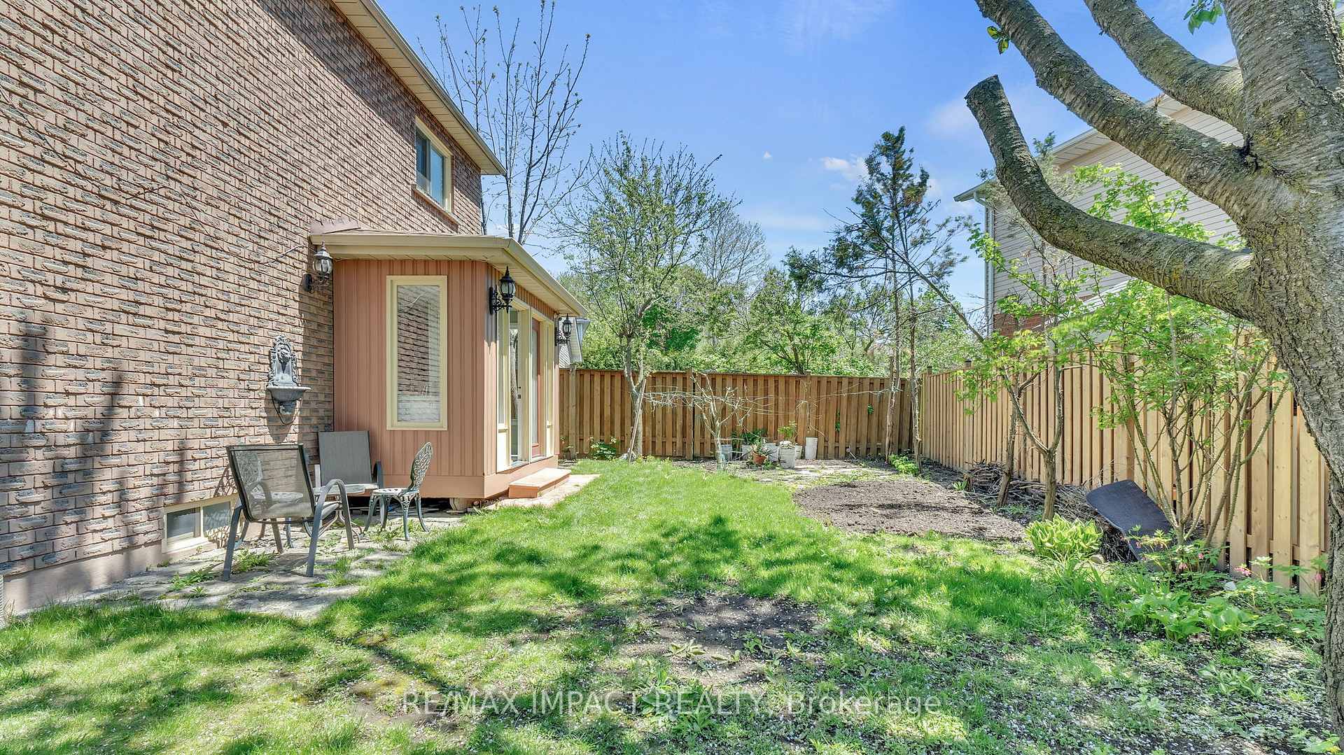 Photo 3 of 1 Beechnut Crescent, Clarington, Courtice — HOMEH