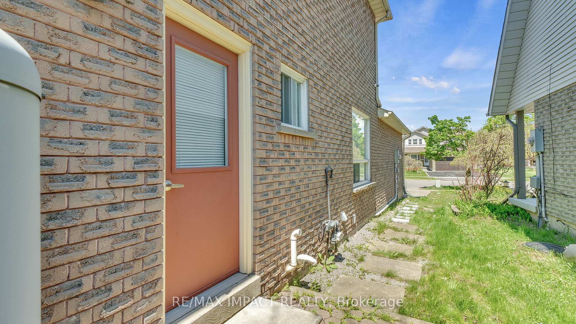 Photo 9 of 1 Beechnut Crescent, Clarington, Courtice — HOMEH