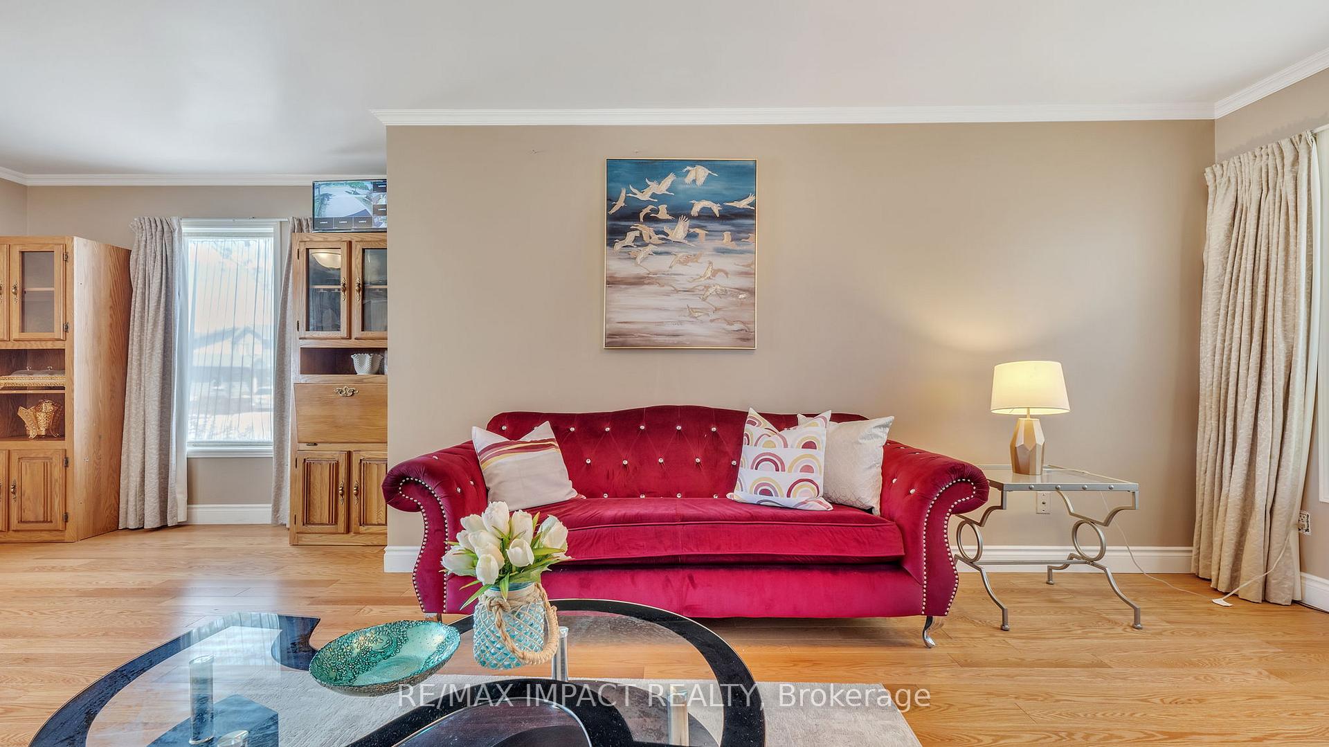 Photo 4 of 1 Beechnut Crescent, Clarington, Courtice — HOMEH