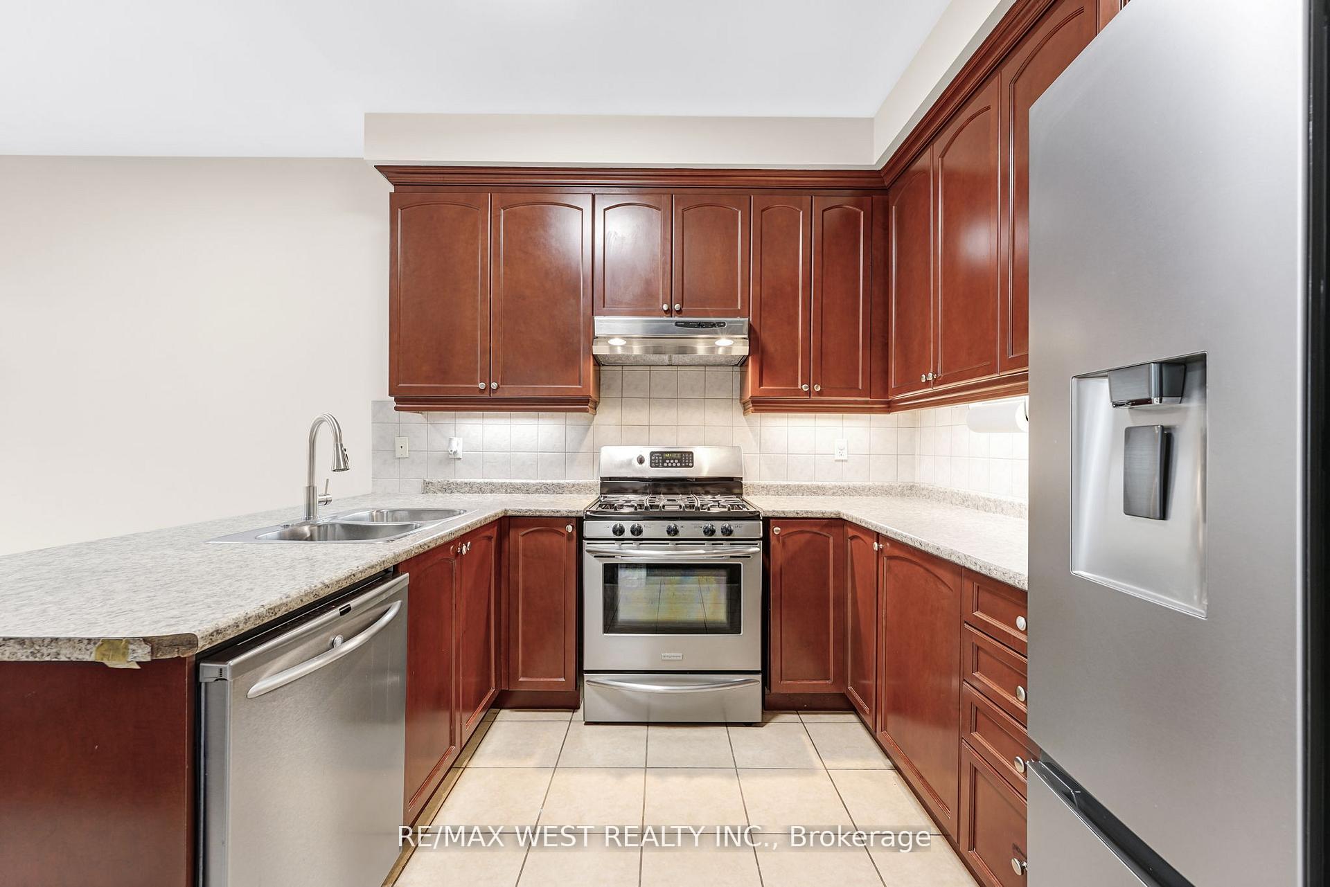 Photo 3 of 102 Everingham Circle, Brampton, Sandringham-Wellington — HOMEH