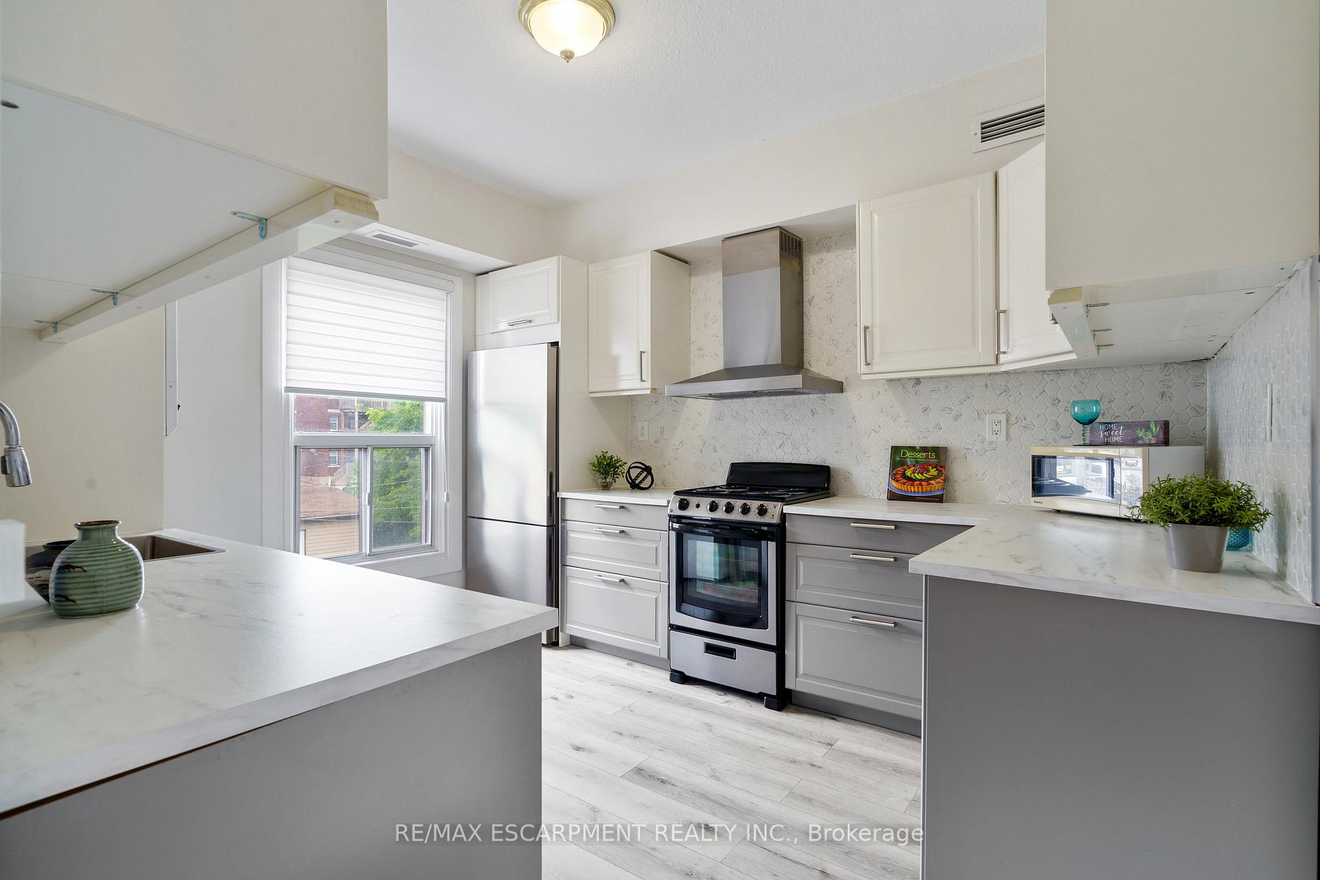 Photo 9 of 22 Aikman Avenue, Hamilton, Gibson — HOMEH