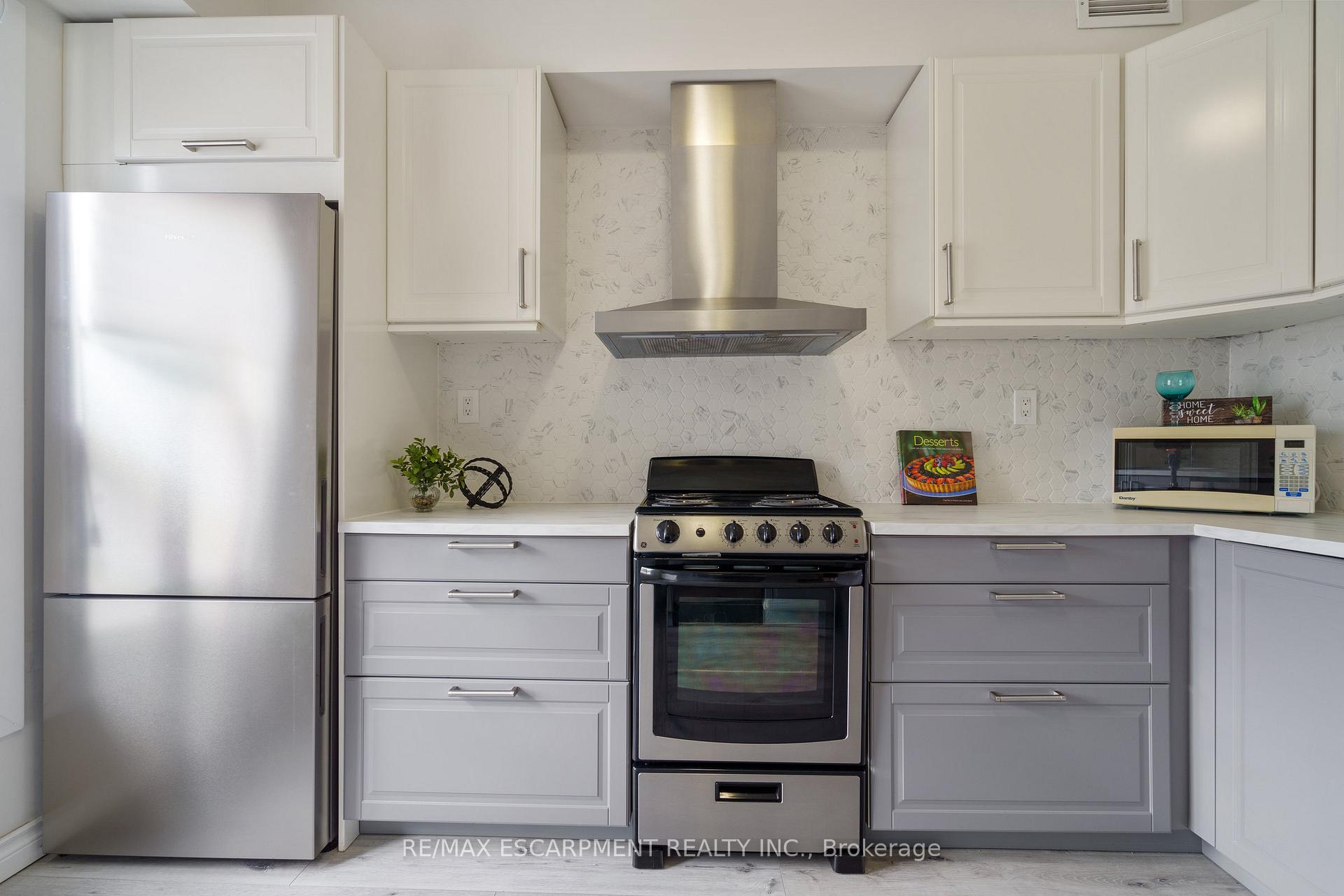 Photo 10 of 22 Aikman Avenue, Hamilton, Gibson — HOMEH