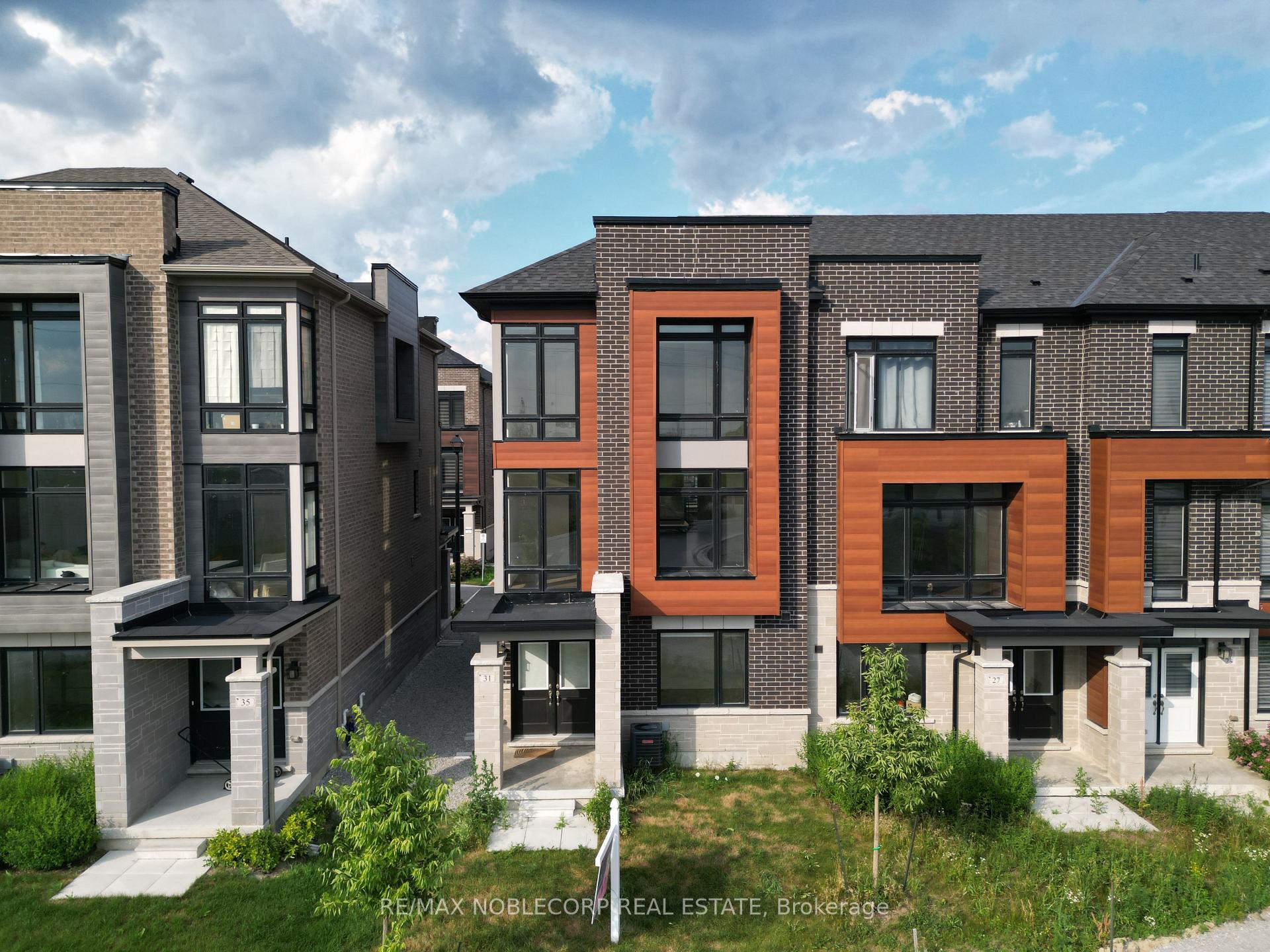 Photo 5 of 31 Holyrood Crescent, Vaughan, Kleinburg — HOMEH
