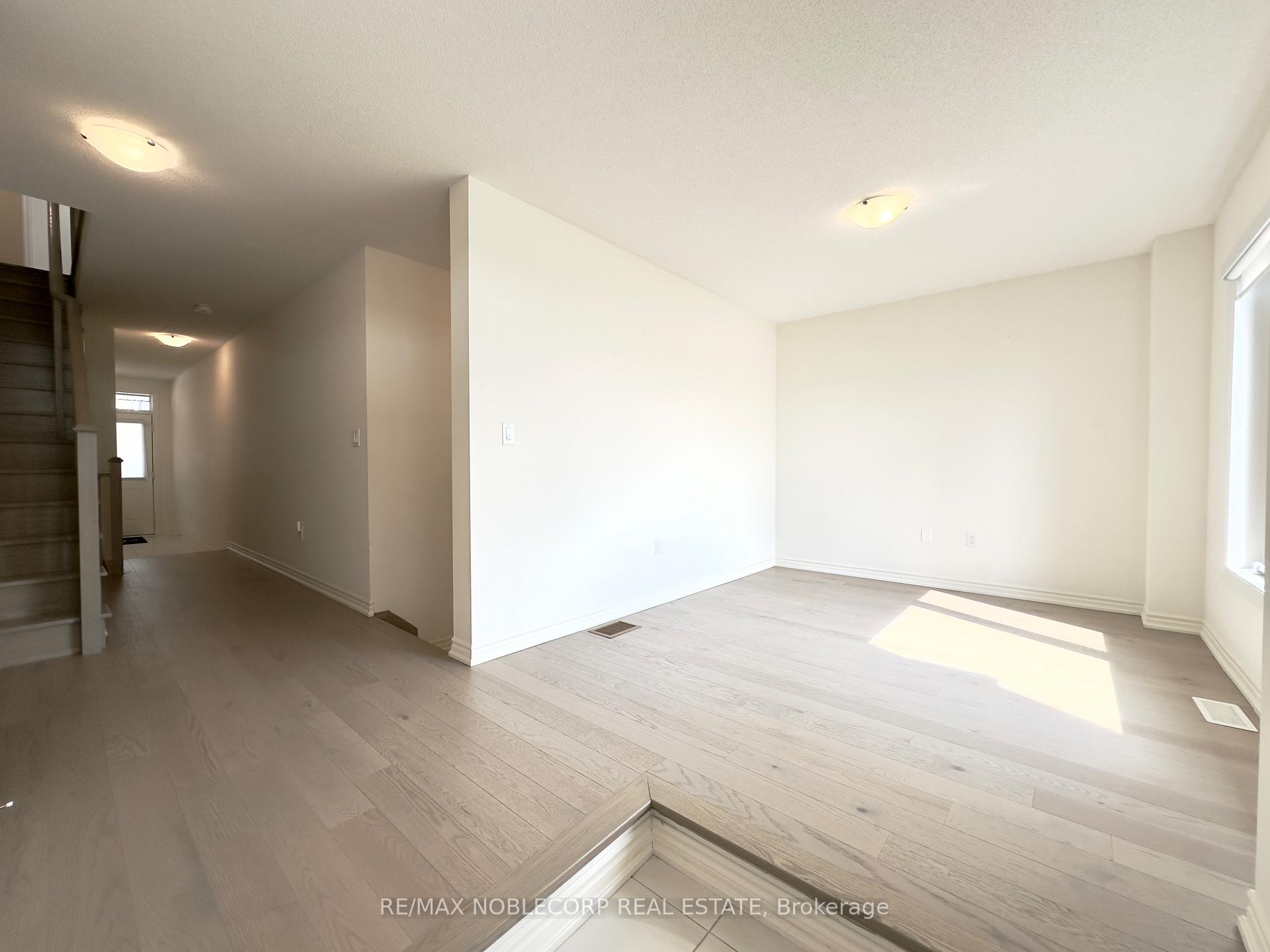 Photo 4 of 31 Holyrood Crescent, Vaughan, Kleinburg — HOMEH