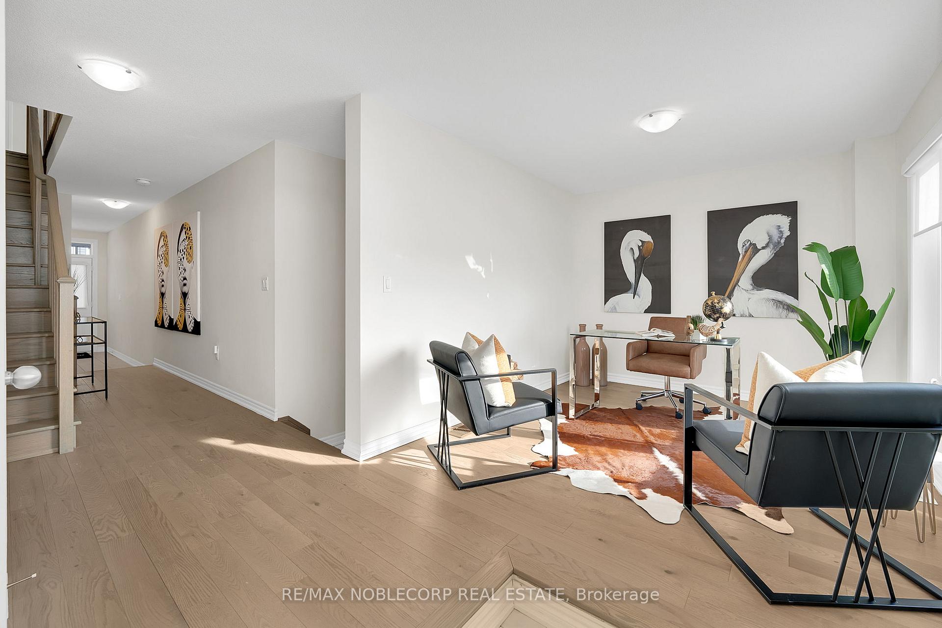 Photo 3 of 31 Holyrood Crescent, Vaughan, Kleinburg — HOMEH